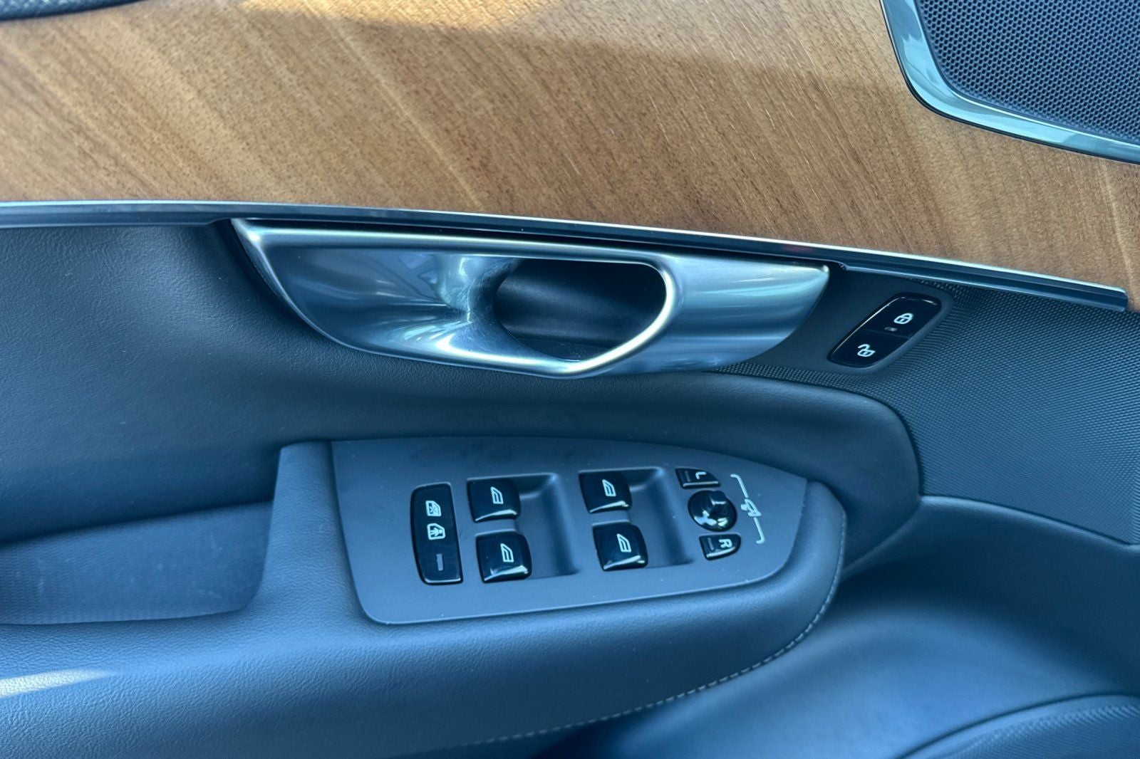 2024 Volvo XC90 Recharge Plug-In Hybrid T8 Plus Bright Theme 7 Passenger