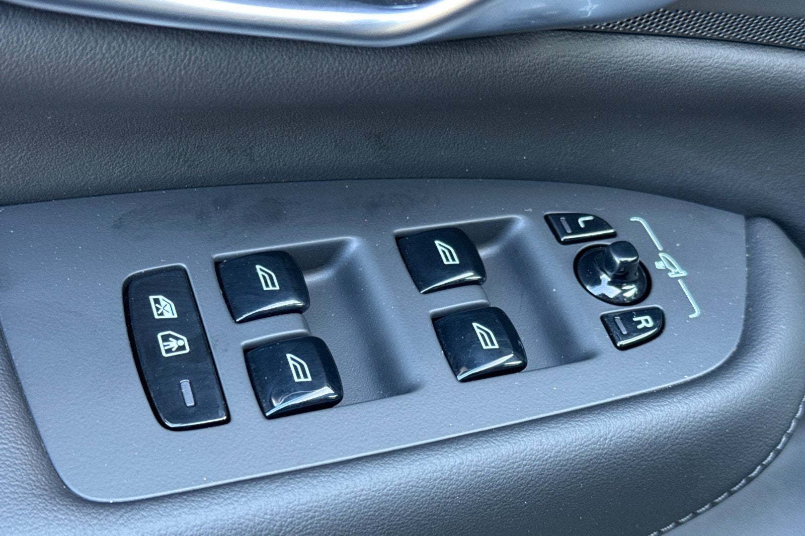 2024 Volvo XC90 Recharge Plug-In Hybrid T8 Plus Bright Theme 7 Passenger