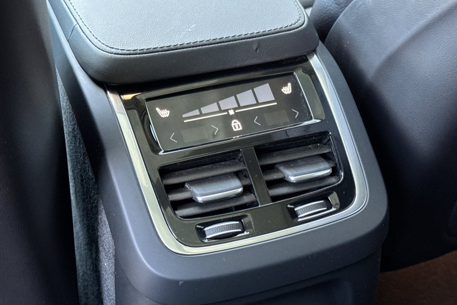 2024 Volvo XC90 Recharge Plug-In Hybrid T8 Plus Bright Theme 7 Passenger