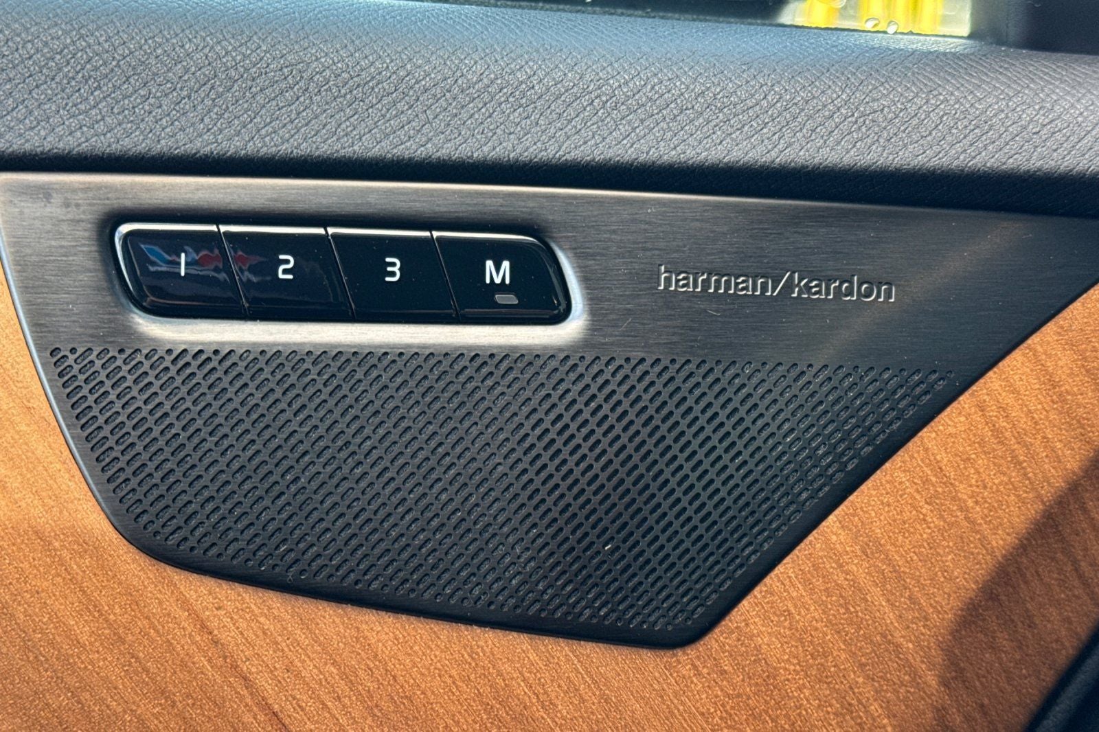 2024 Volvo XC90 Recharge Plug-In Hybrid T8 Plus Bright Theme 7 Passenger