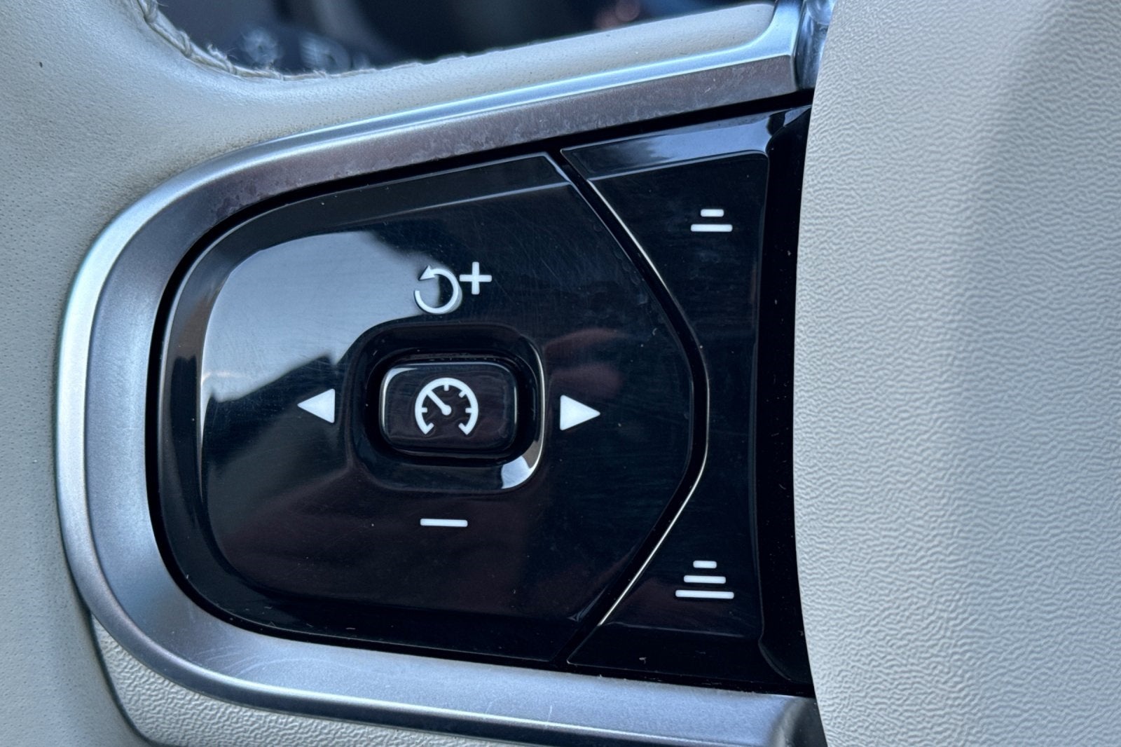 2024 Volvo XC90 Recharge Plug-In Hybrid T8 Plus Bright Theme 7 Passenger