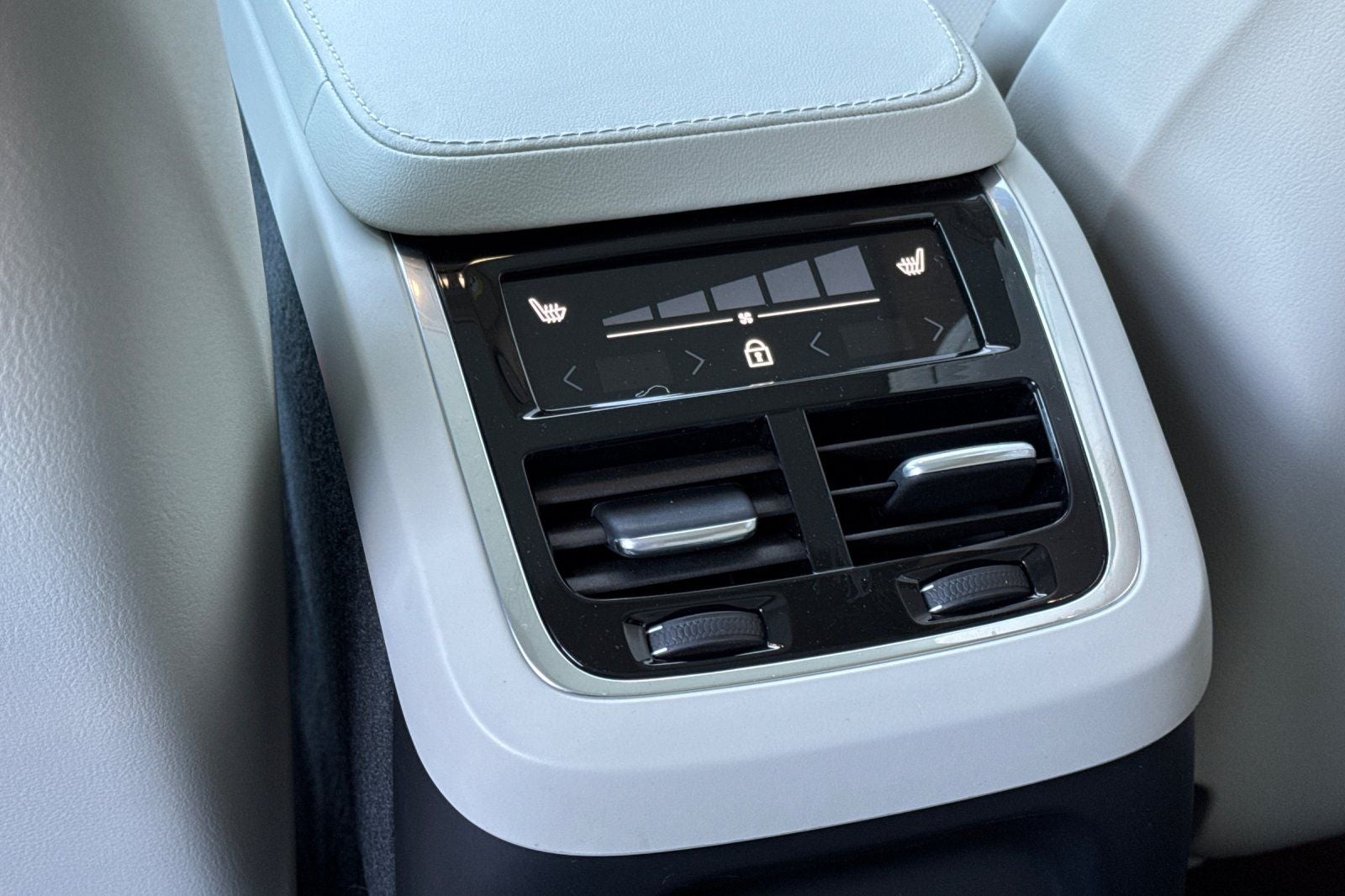 2024 Volvo XC90 Recharge Plug-In Hybrid Ultimate