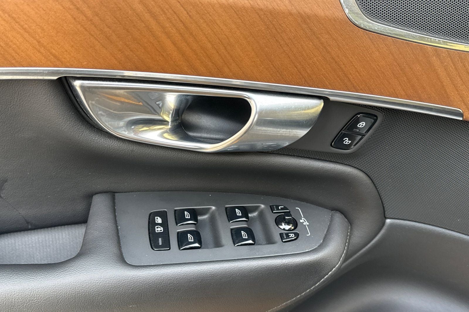 2023 Volvo XC90 Recharge Plug-In Hybrid T8 Plus Dark Theme 7 Passenger