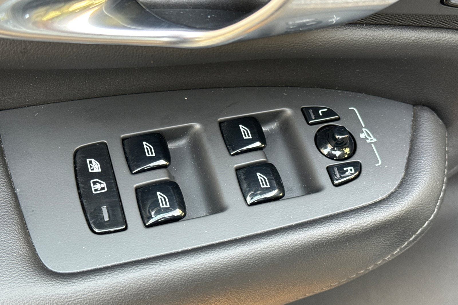 2023 Volvo XC90 Recharge Plug-In Hybrid T8 Plus Dark Theme 7 Passenger