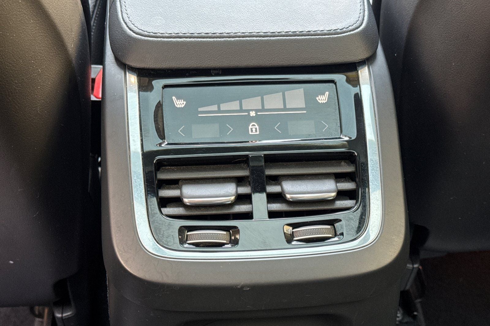 2023 Volvo XC90 Recharge Plug-In Hybrid T8 Plus Dark Theme 7 Passenger