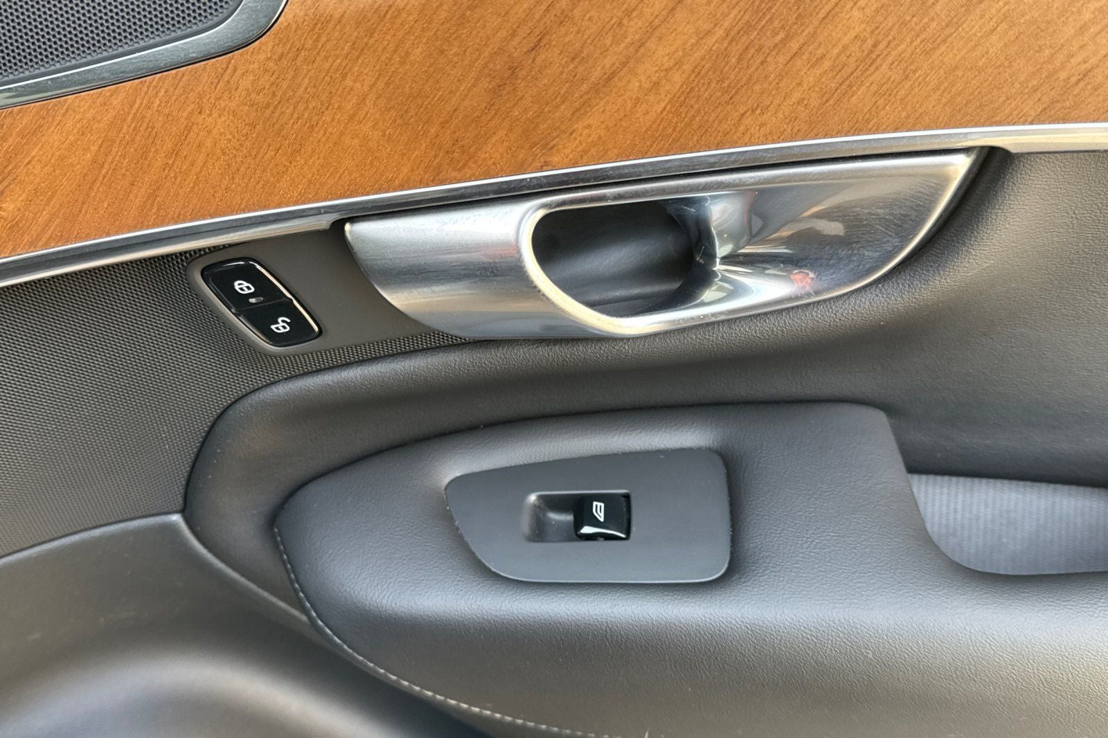 2023 Volvo XC90 Recharge Plug-In Hybrid T8 Plus Dark Theme 7 Passenger