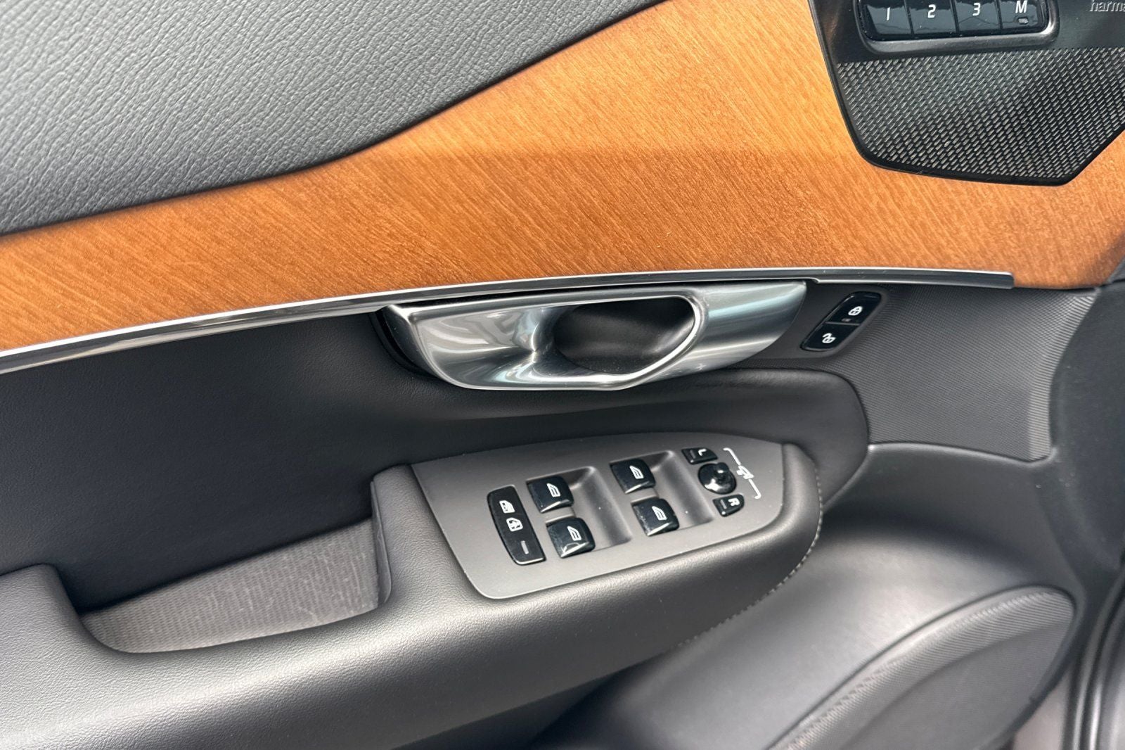 2023 Volvo XC90 Recharge Plug-In Hybrid T8 Plus Dark Theme 7 Passenger