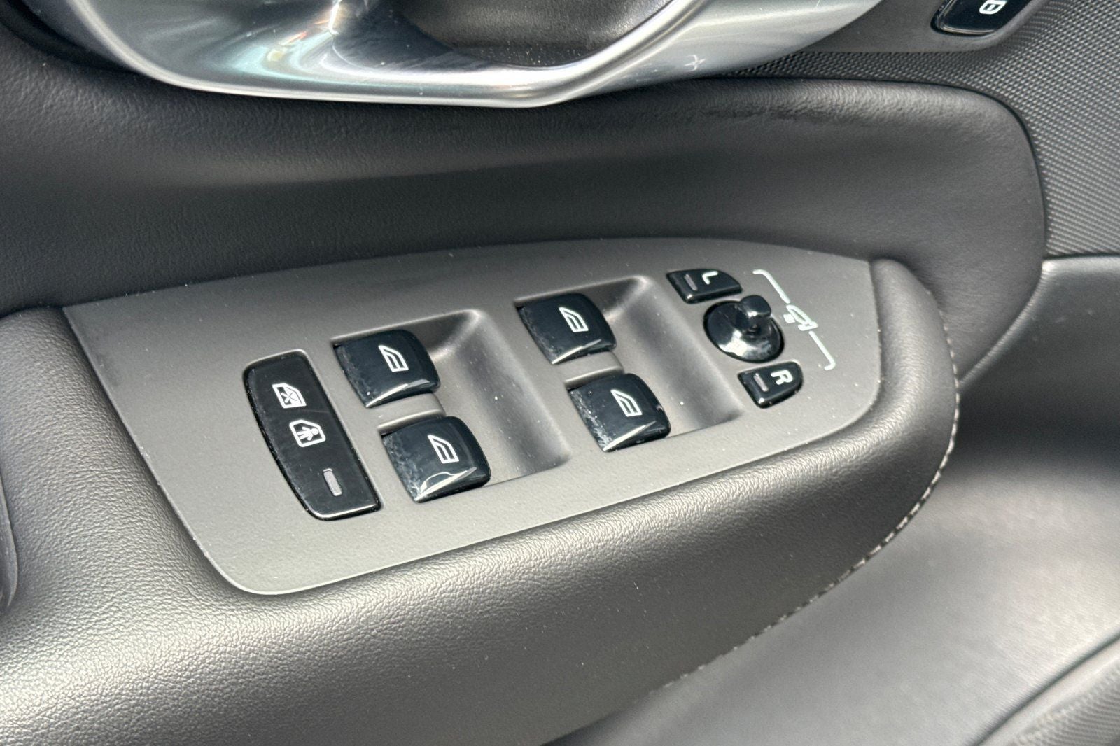 2023 Volvo XC90 Recharge Plug-In Hybrid T8 Plus Dark Theme 7 Passenger