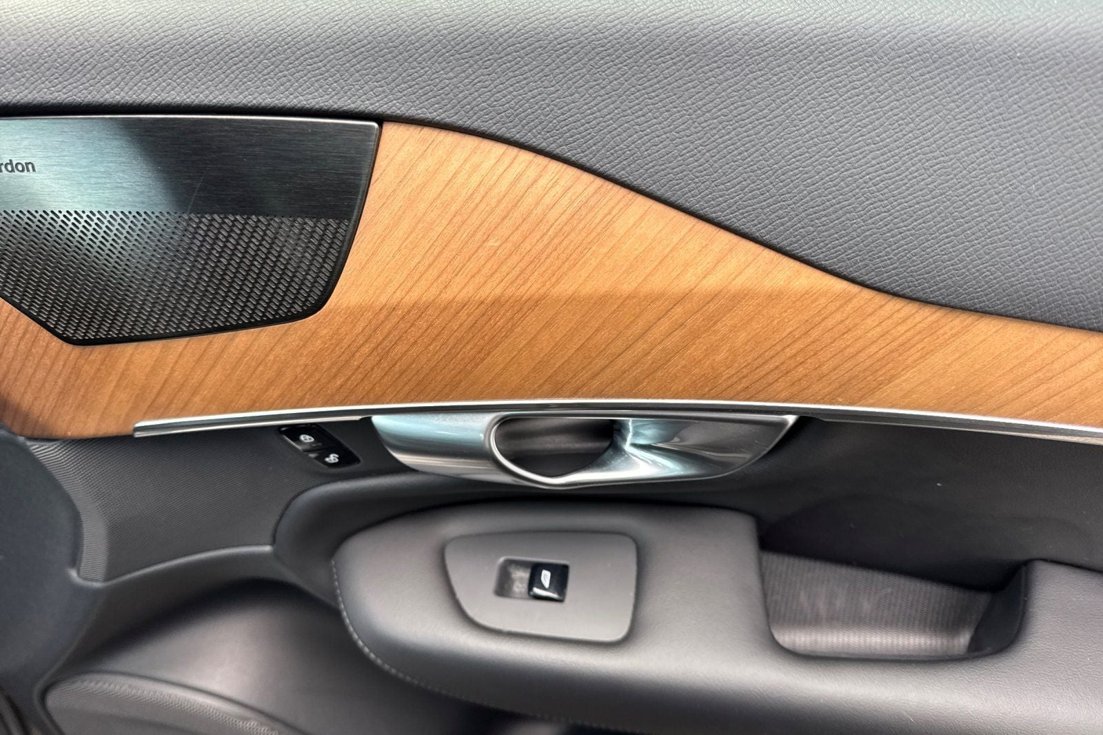 2023 Volvo XC90 Recharge Plug-In Hybrid T8 Plus Dark Theme 7 Passenger