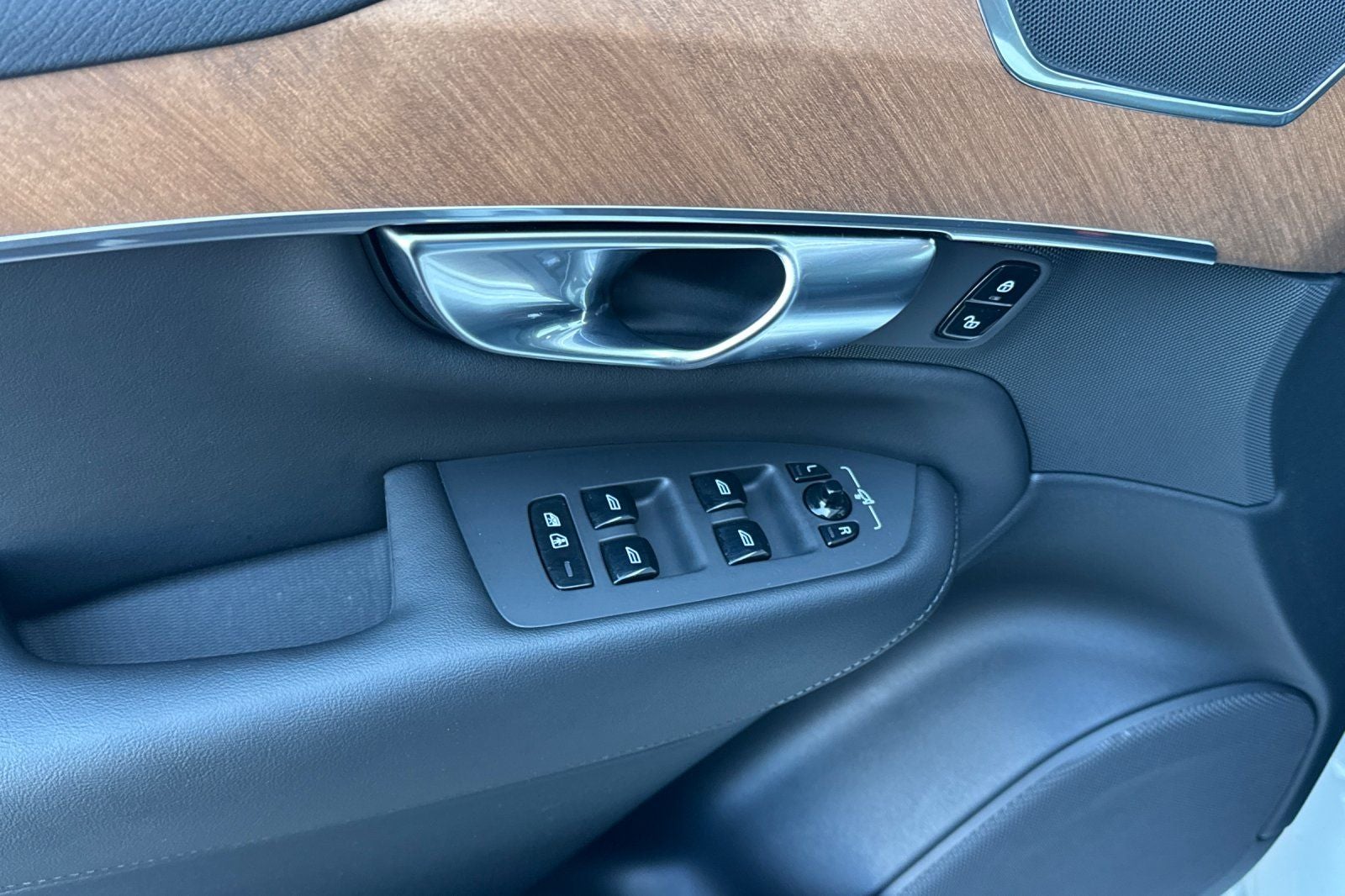2025 Volvo XC90 Plug-In Hybrid T8 Plus 6 Passenger