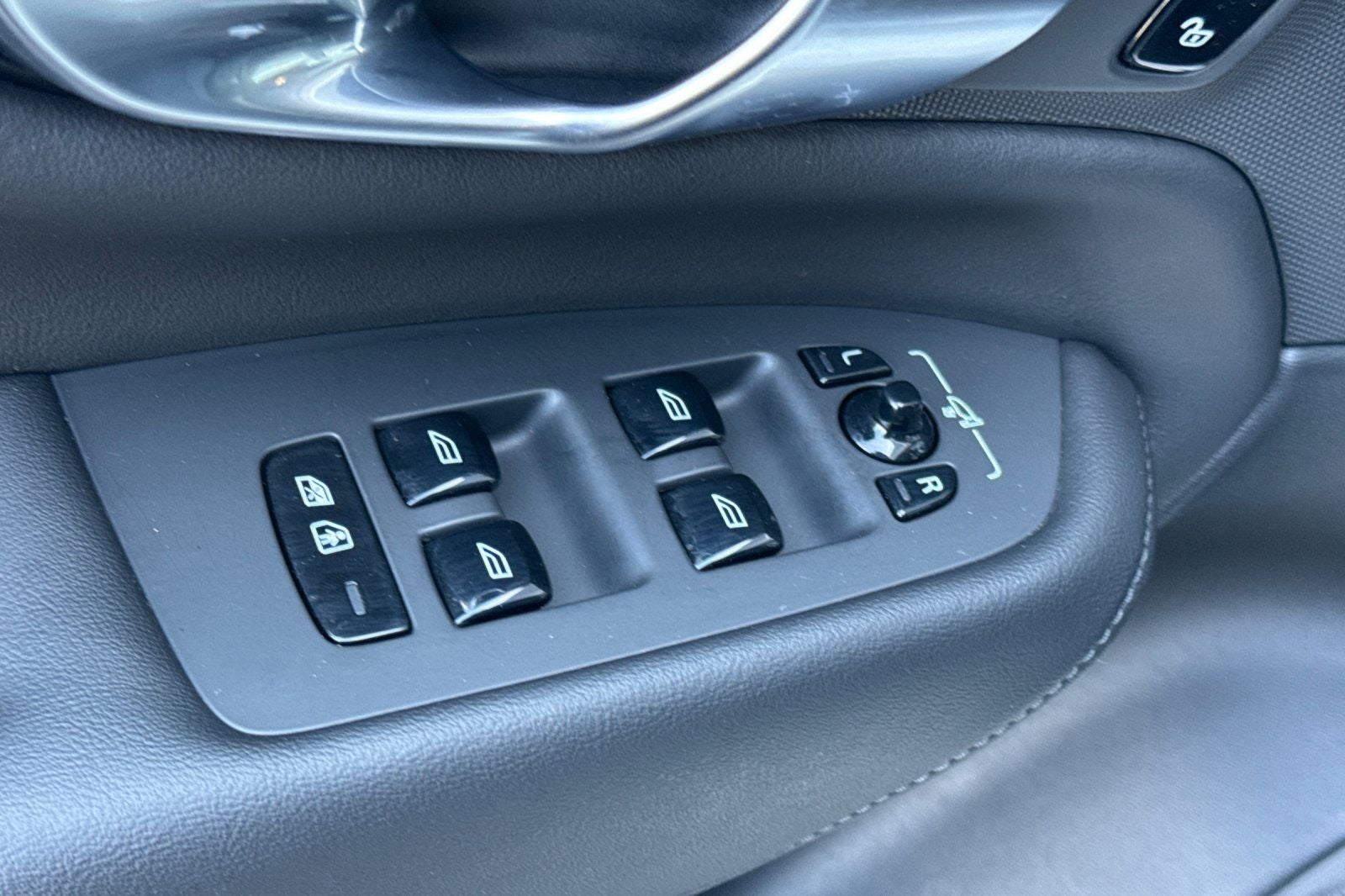 2025 Volvo XC90 Plug-In Hybrid T8 Plus 6 Passenger
