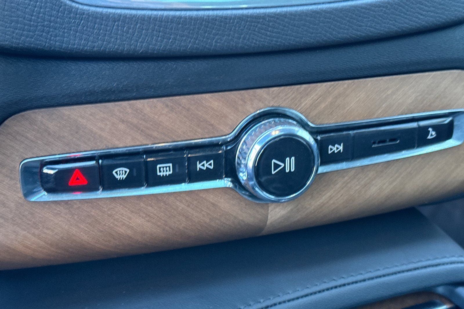 2025 Volvo XC90 Plug-In Hybrid T8 Plus 6 Passenger