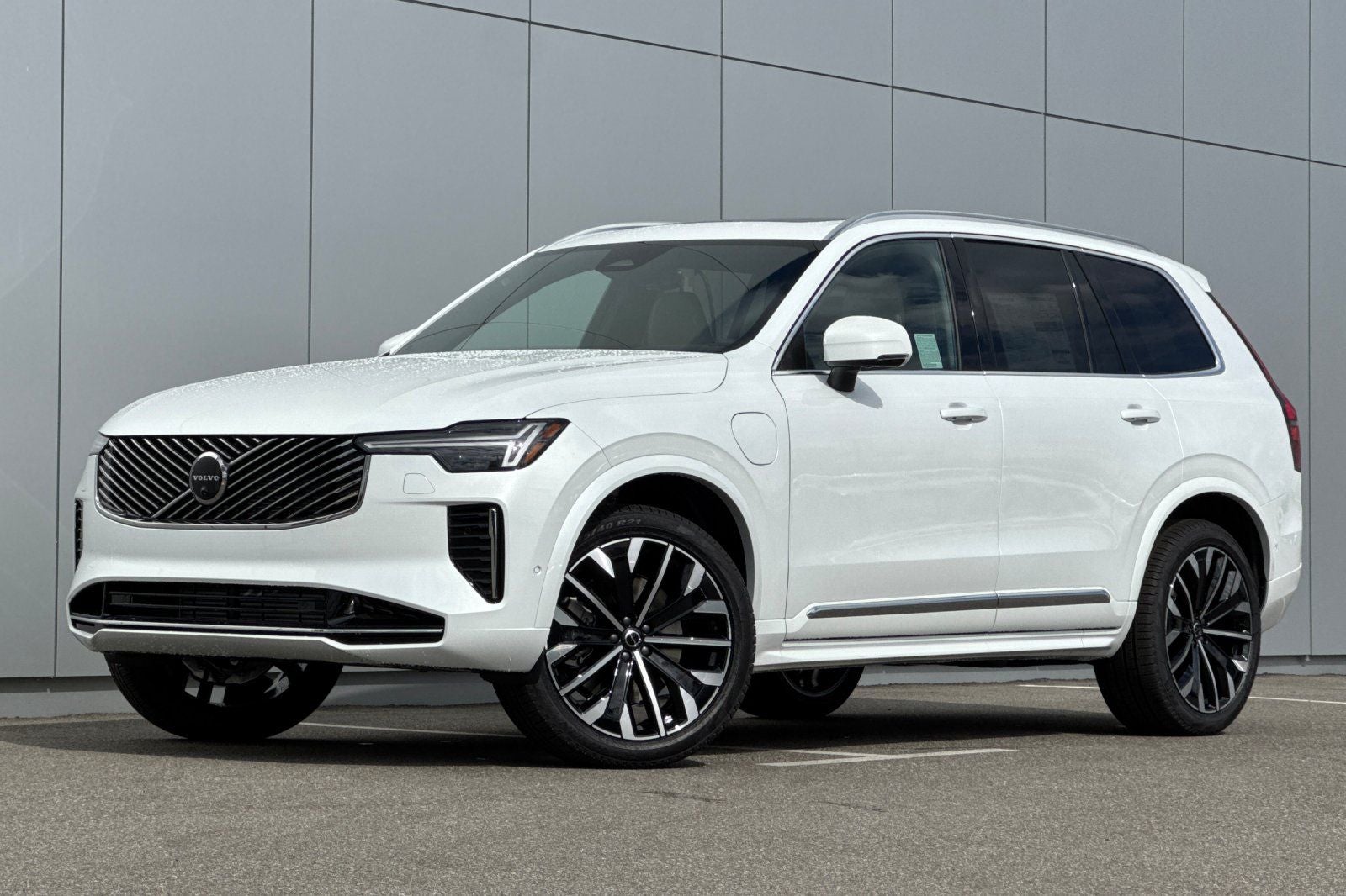 2026 Volvo XC90 Plug-In Hybrid T8 Plus 6 Passenger