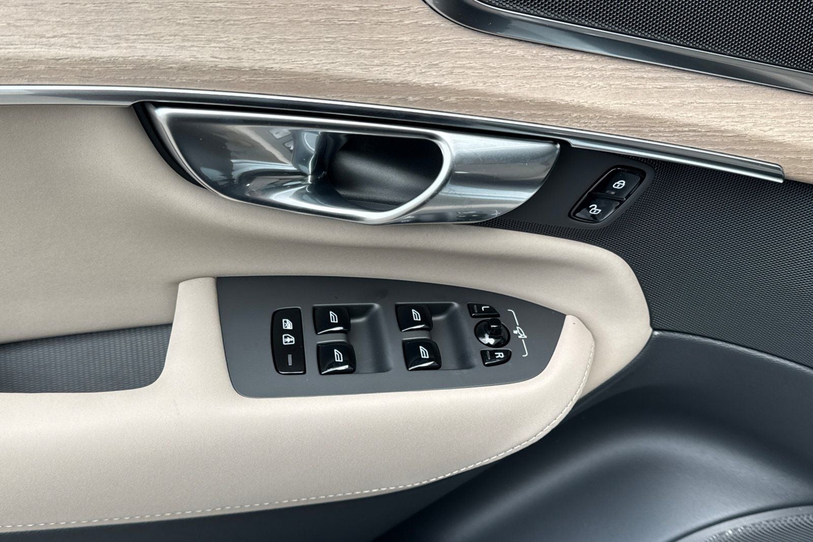 2026 Volvo XC90 Plug-In Hybrid T8 Plus 6 Passenger