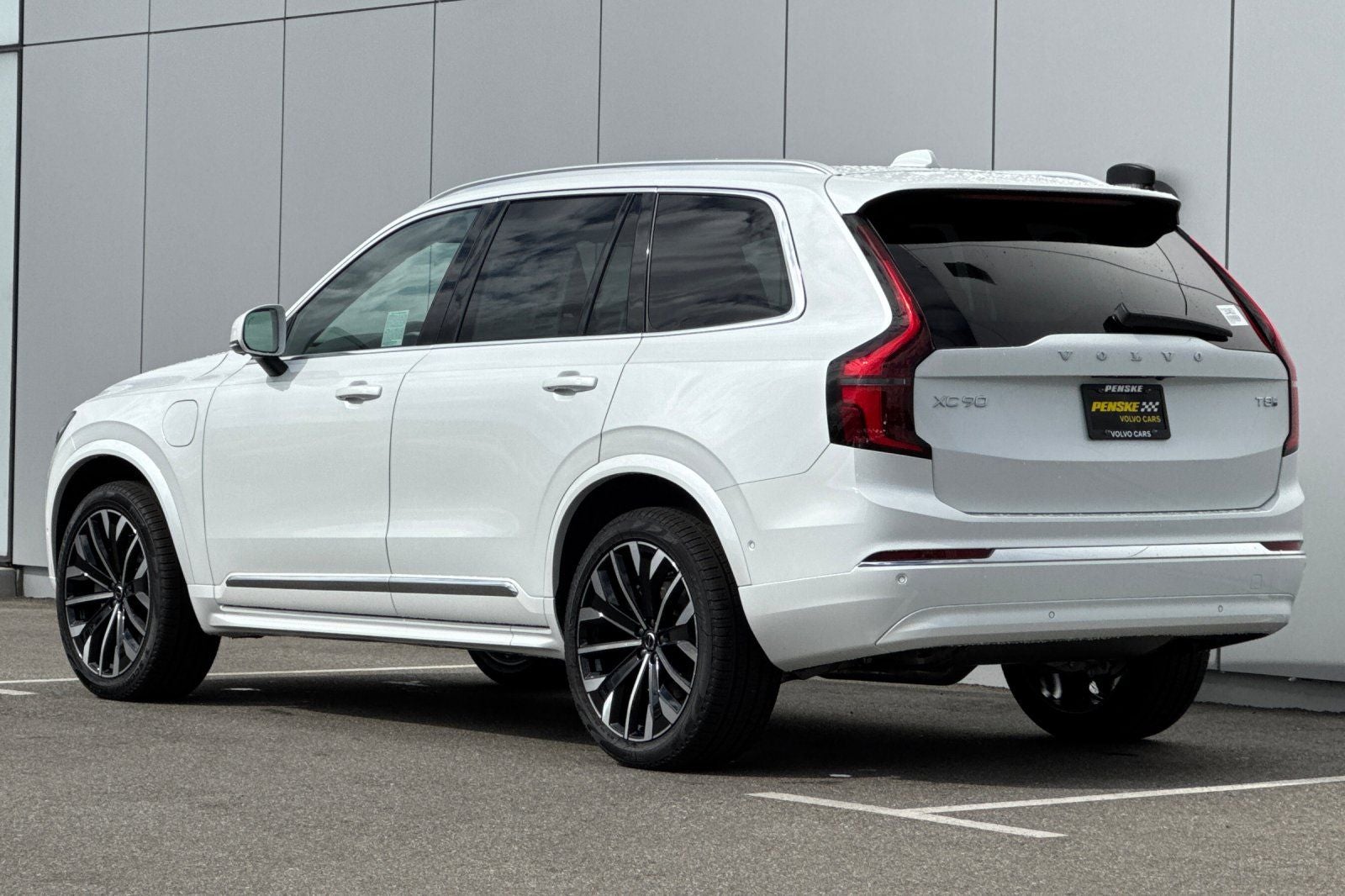 2026 Volvo XC90 Plug-In Hybrid T8 Plus 6 Passenger