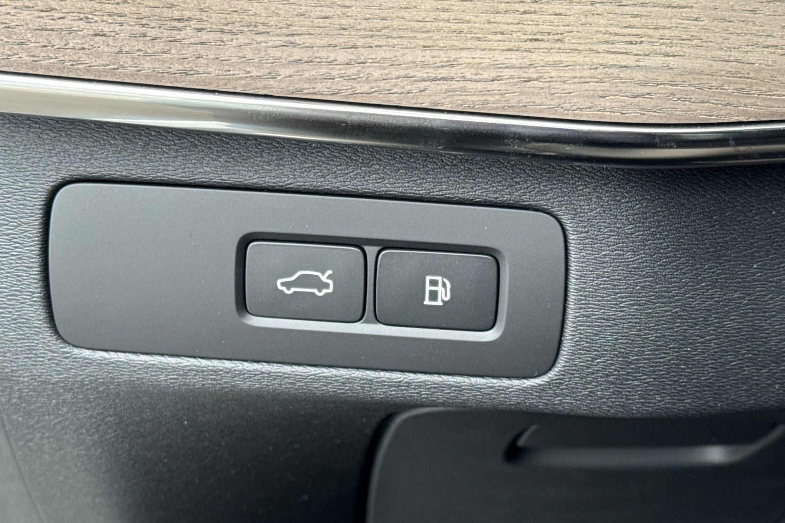 2026 Volvo XC90 Plug-In Hybrid T8 Plus 6 Passenger