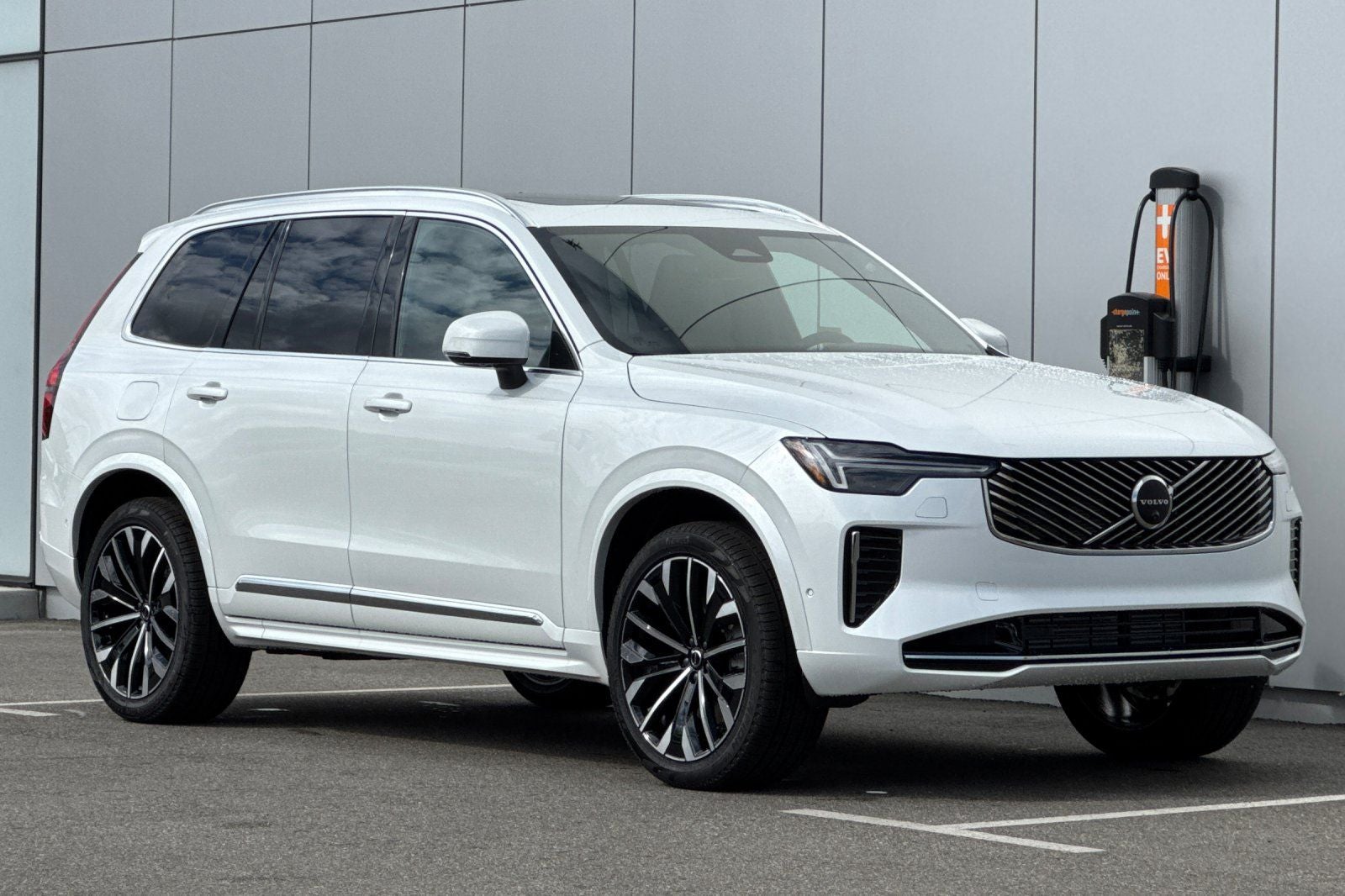 2026 Volvo XC90 Plug-In Hybrid T8 Plus 6 Passenger
