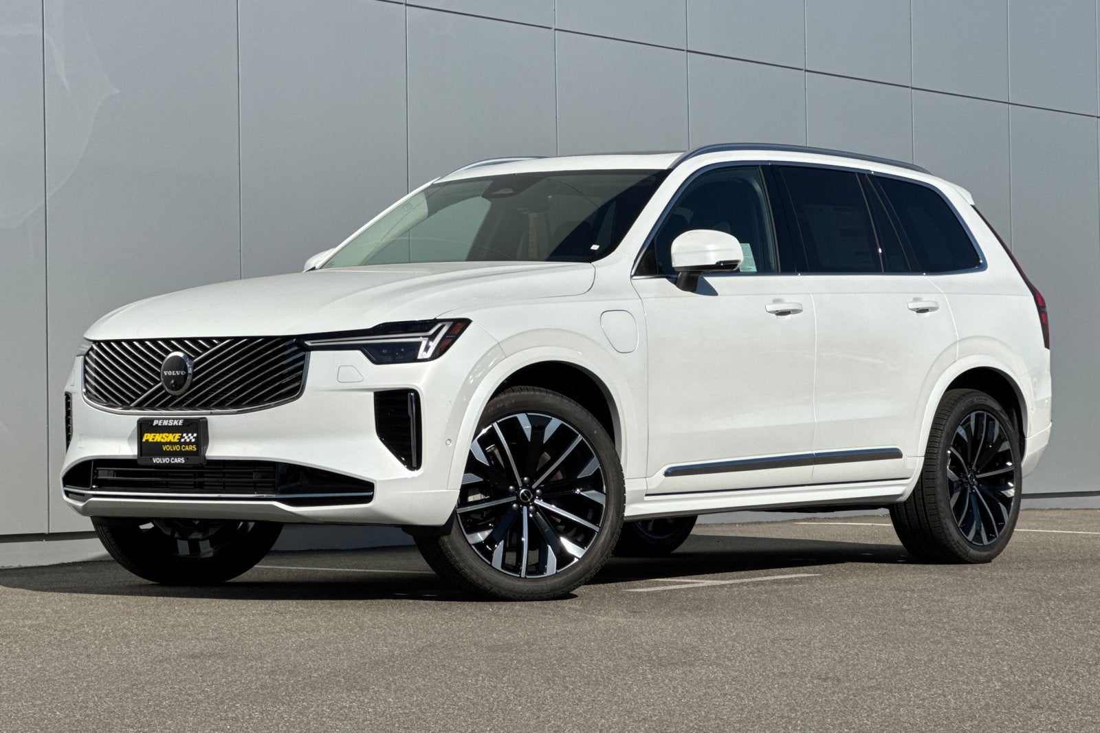 2026 Volvo XC90 Plug-In Hybrid T8 Plus 6 Passenger