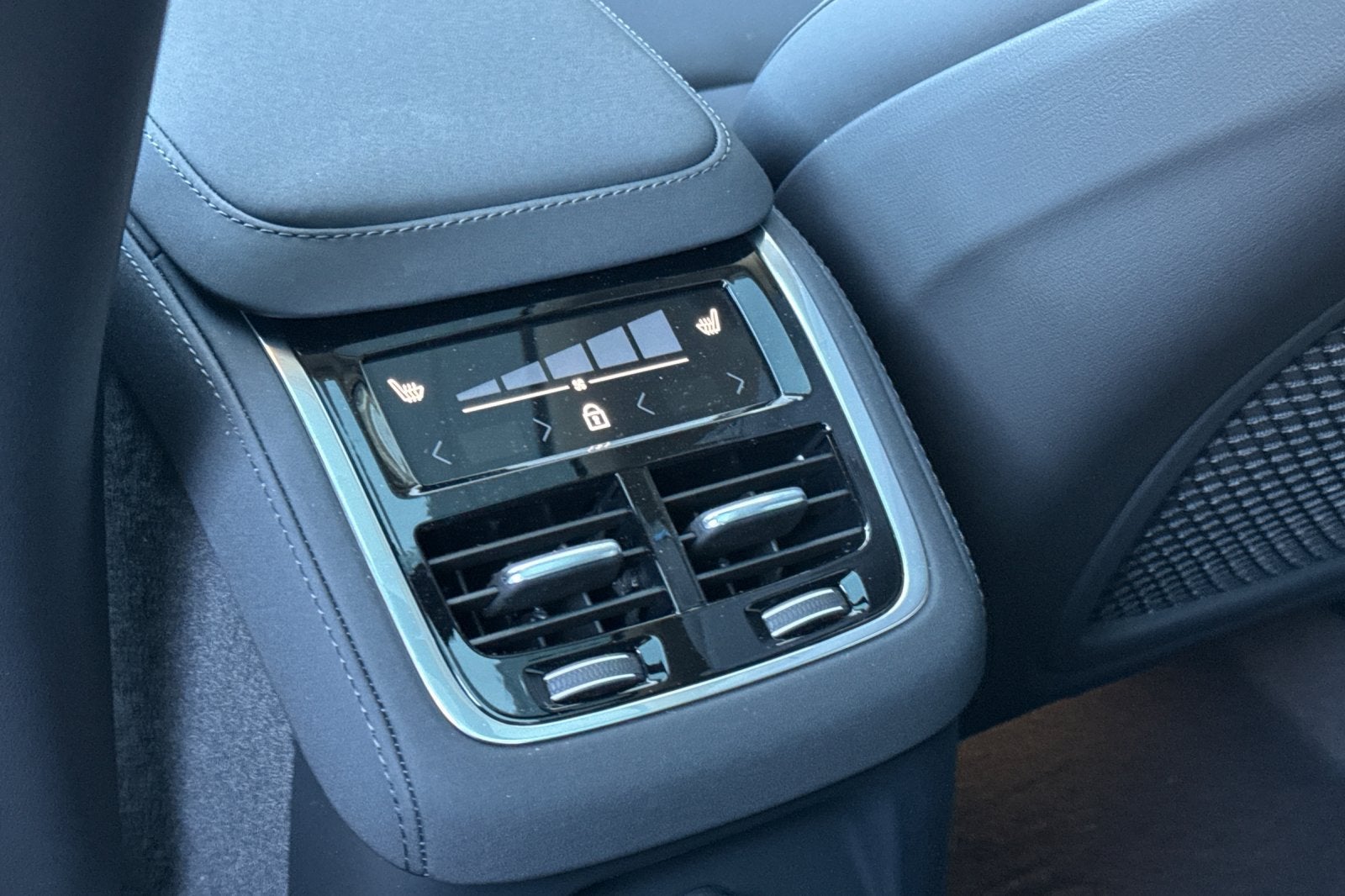 2026 Volvo XC90 Plug-In Hybrid T8 Plus 6 Passenger