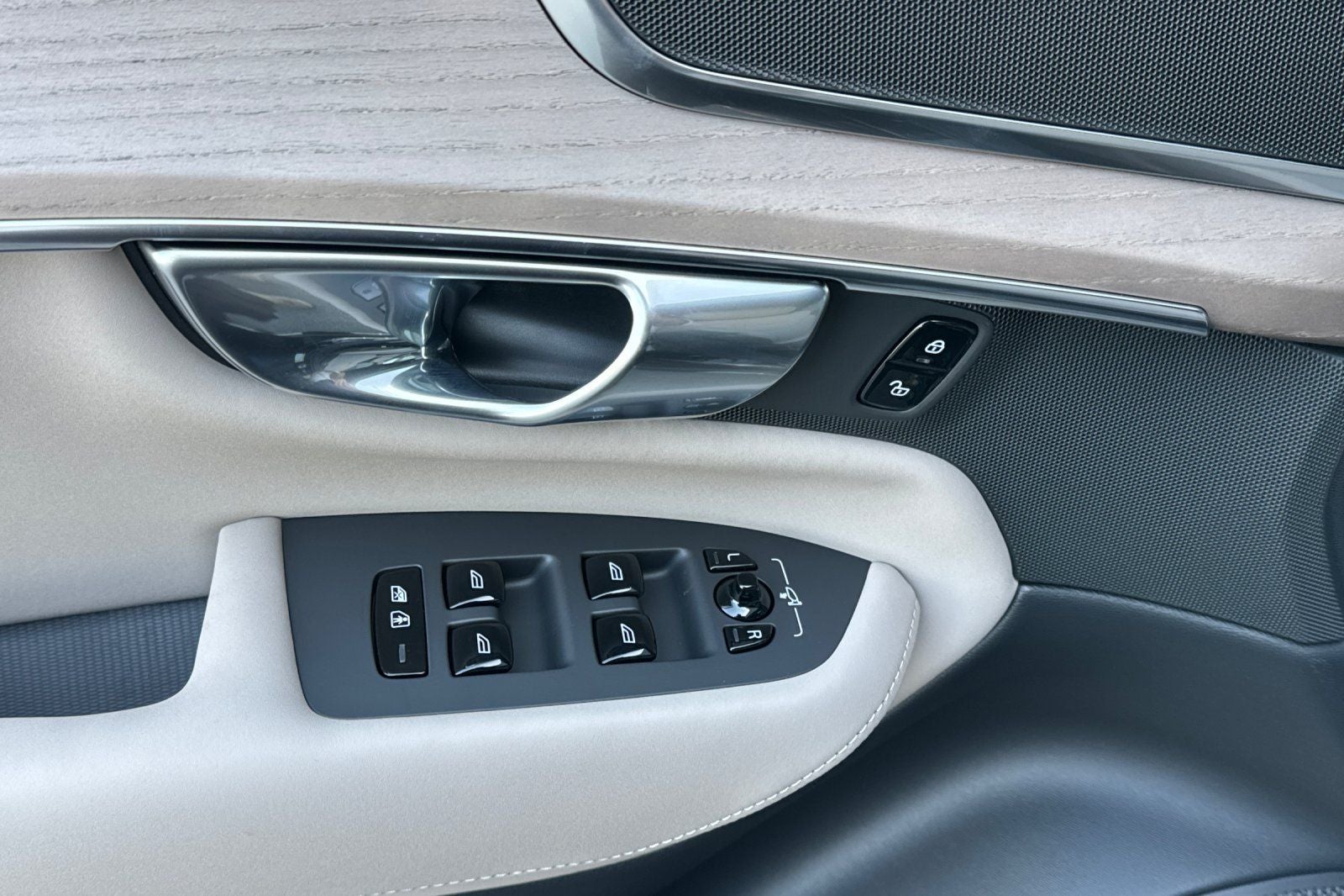 2026 Volvo XC90 Plug-In Hybrid T8 Plus 6 Passenger