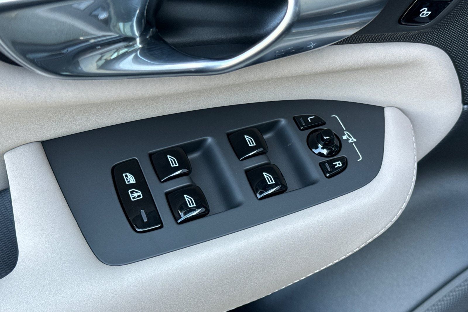 2026 Volvo XC90 Plug-In Hybrid T8 Plus 6 Passenger