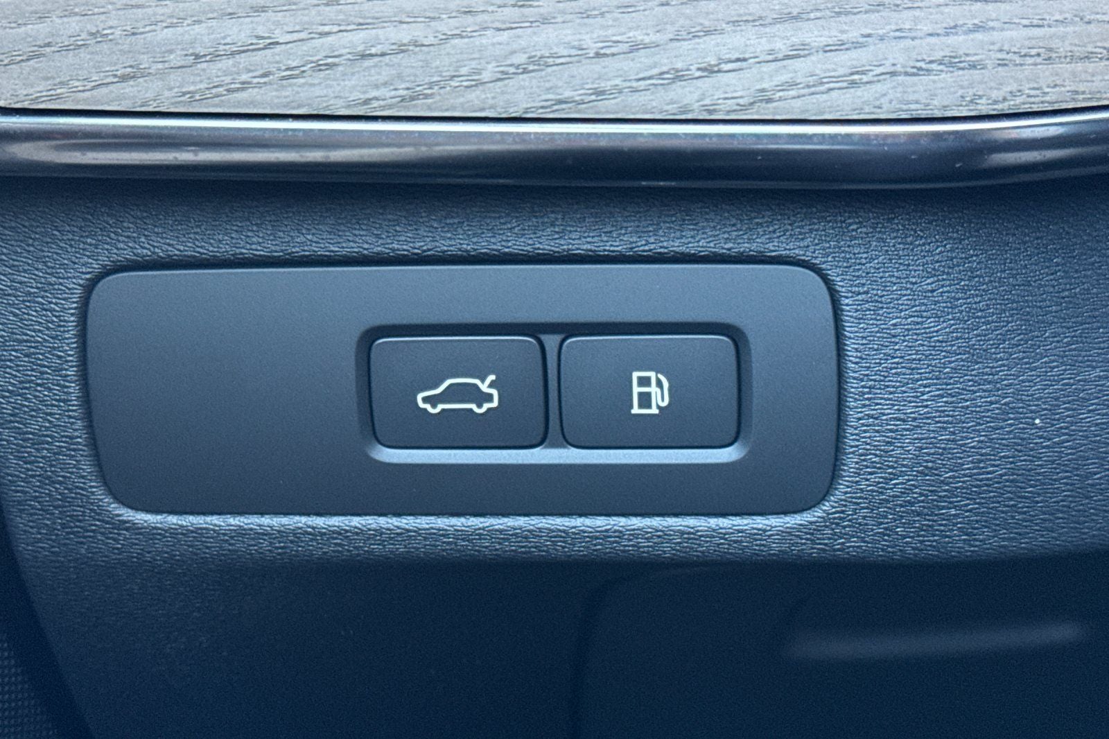 2026 Volvo XC90 Plug-In Hybrid T8 Plus 6 Passenger