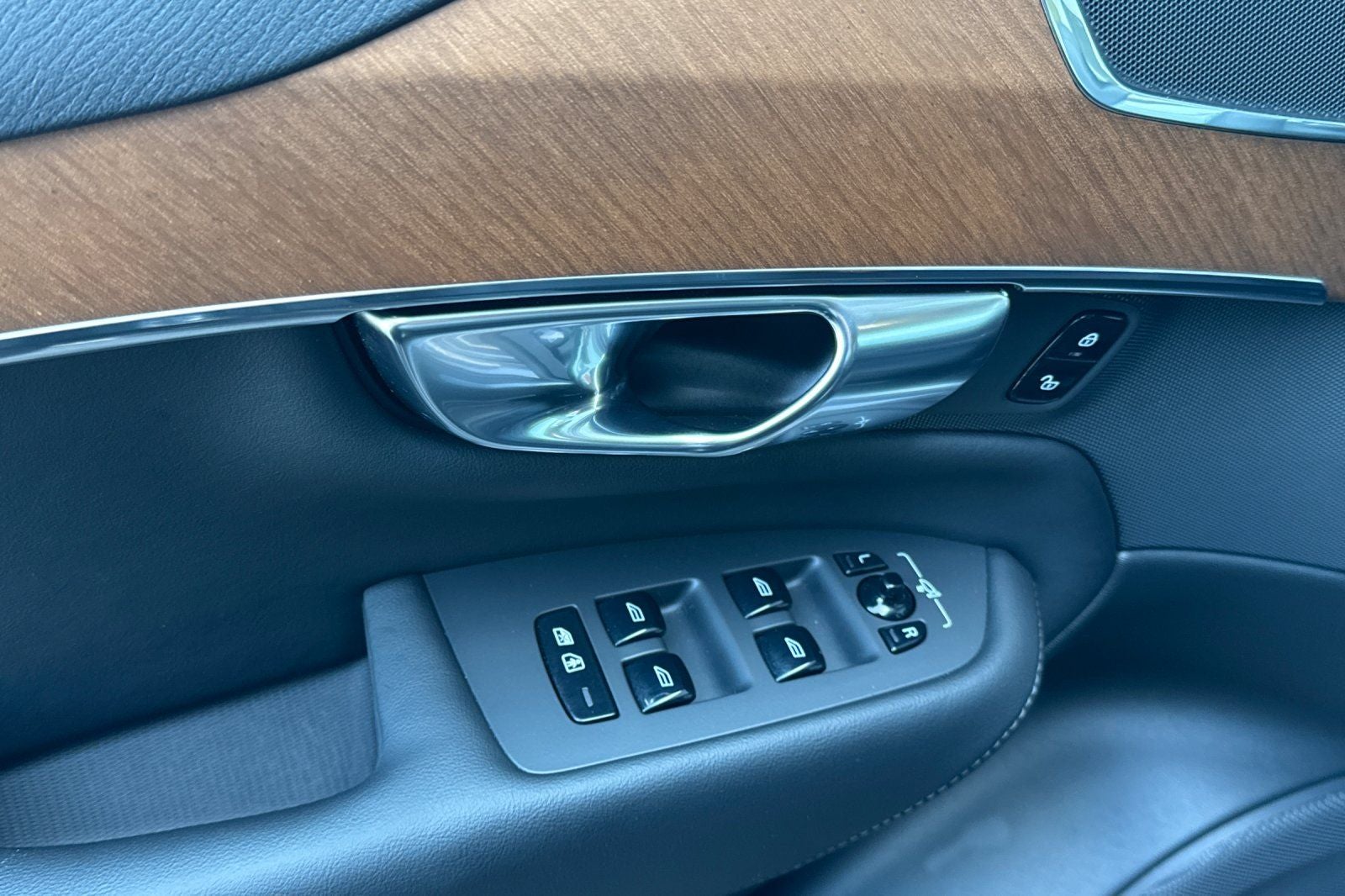2025 Volvo XC90 Plug-In Hybrid T8 Core 7 Passenger