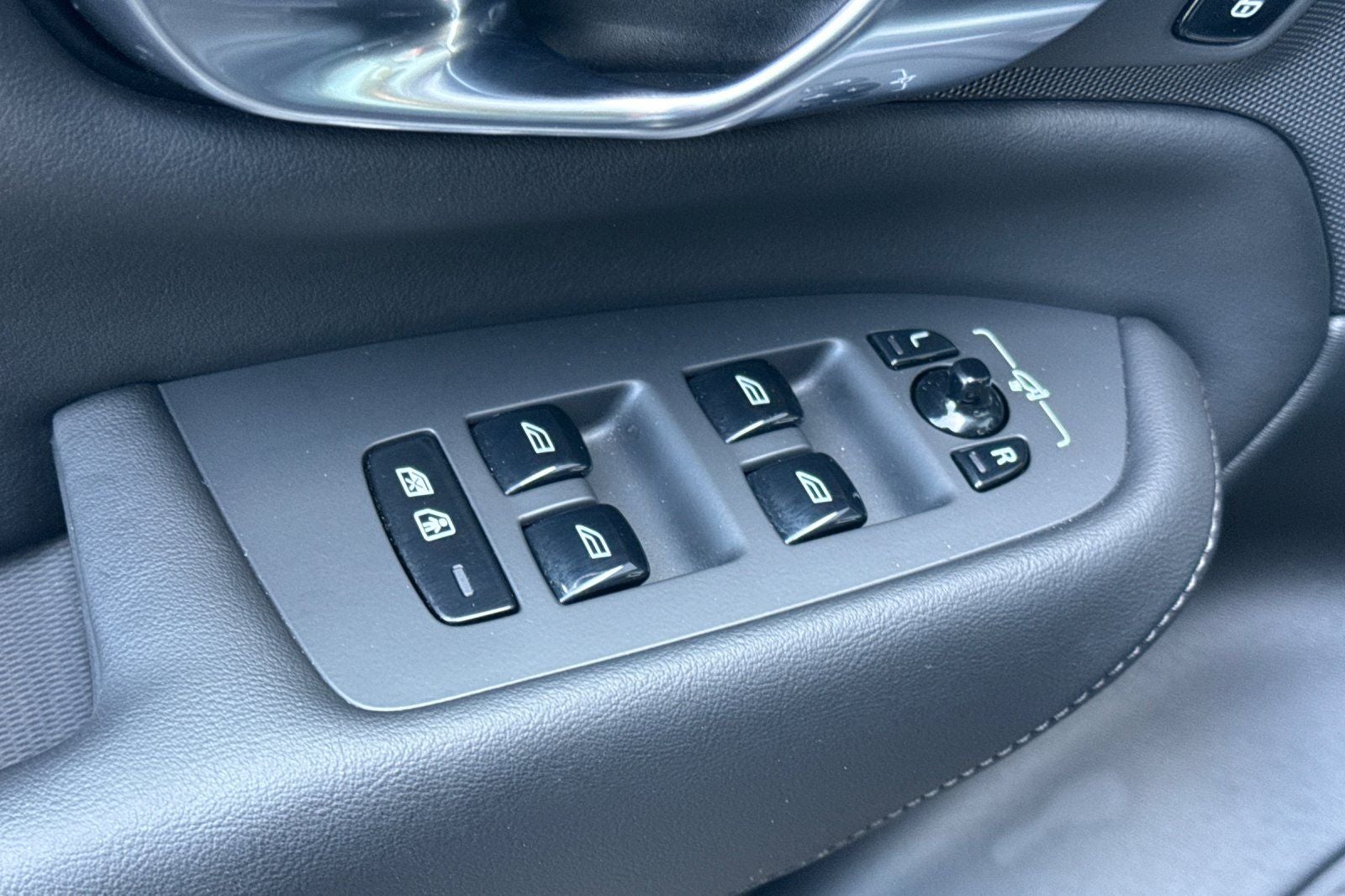 2025 Volvo XC90 Plug-In Hybrid T8 Core 7 Passenger