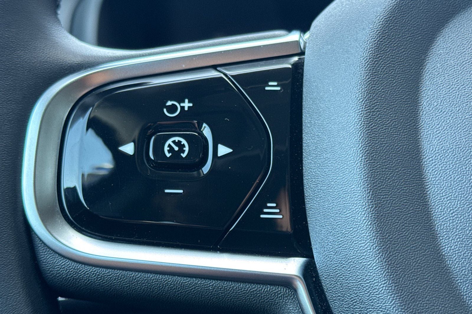2025 Volvo XC90 Plug-In Hybrid T8 Core 7 Passenger