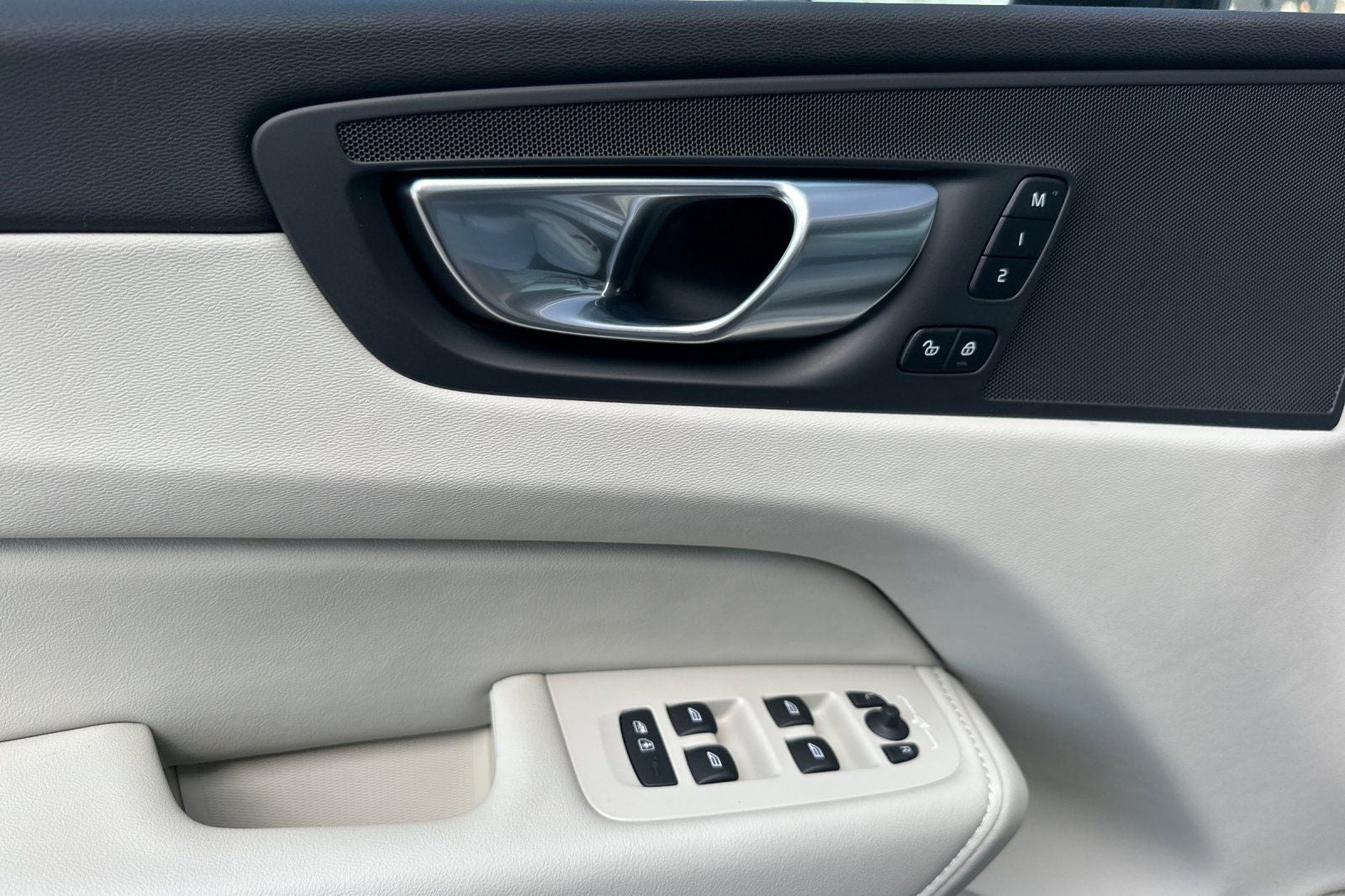 2025 Volvo XC60 Plug-In Hybrid T8 Plus