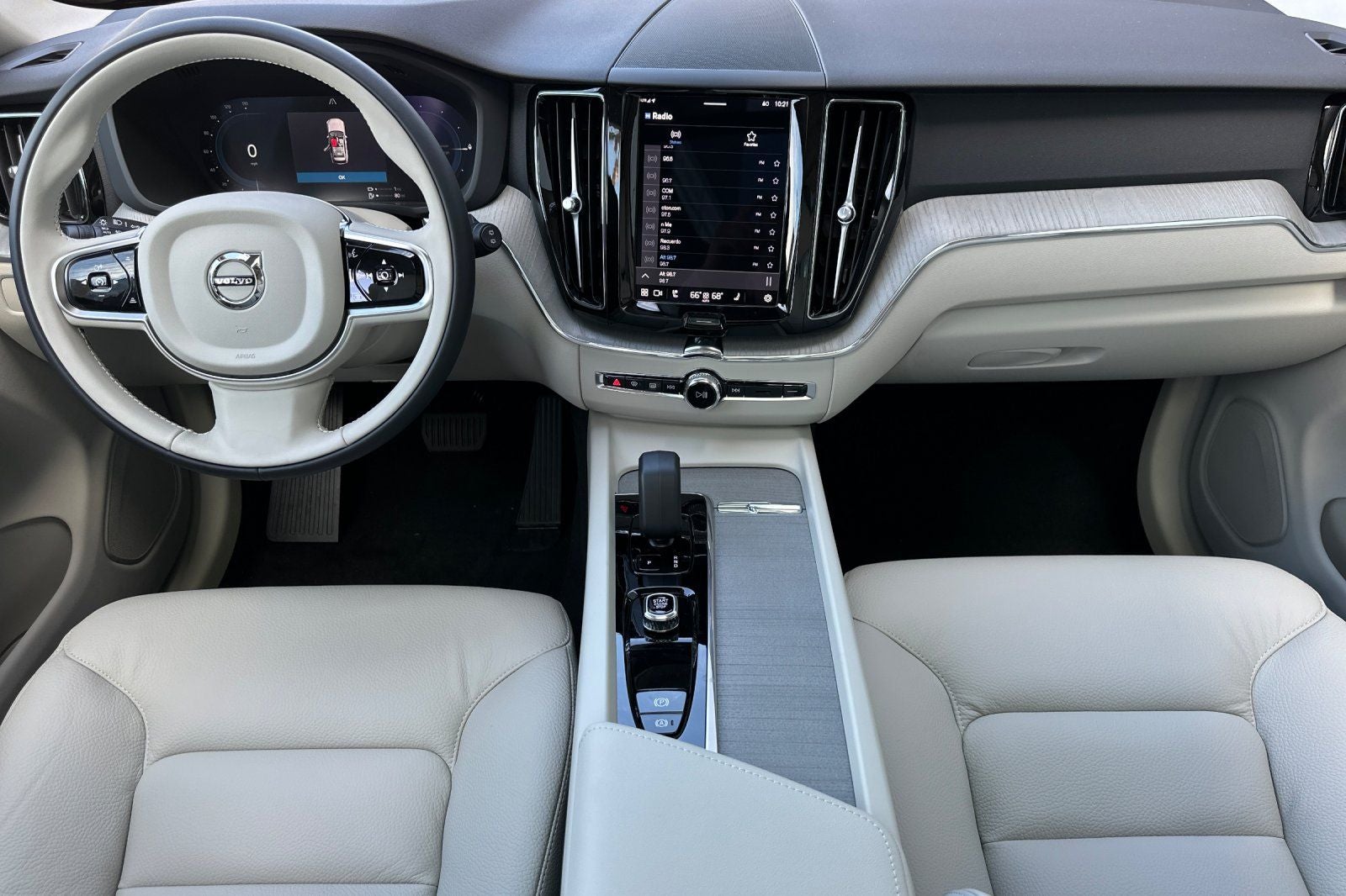 2025 Volvo XC60 Plug-In Hybrid T8 Plus