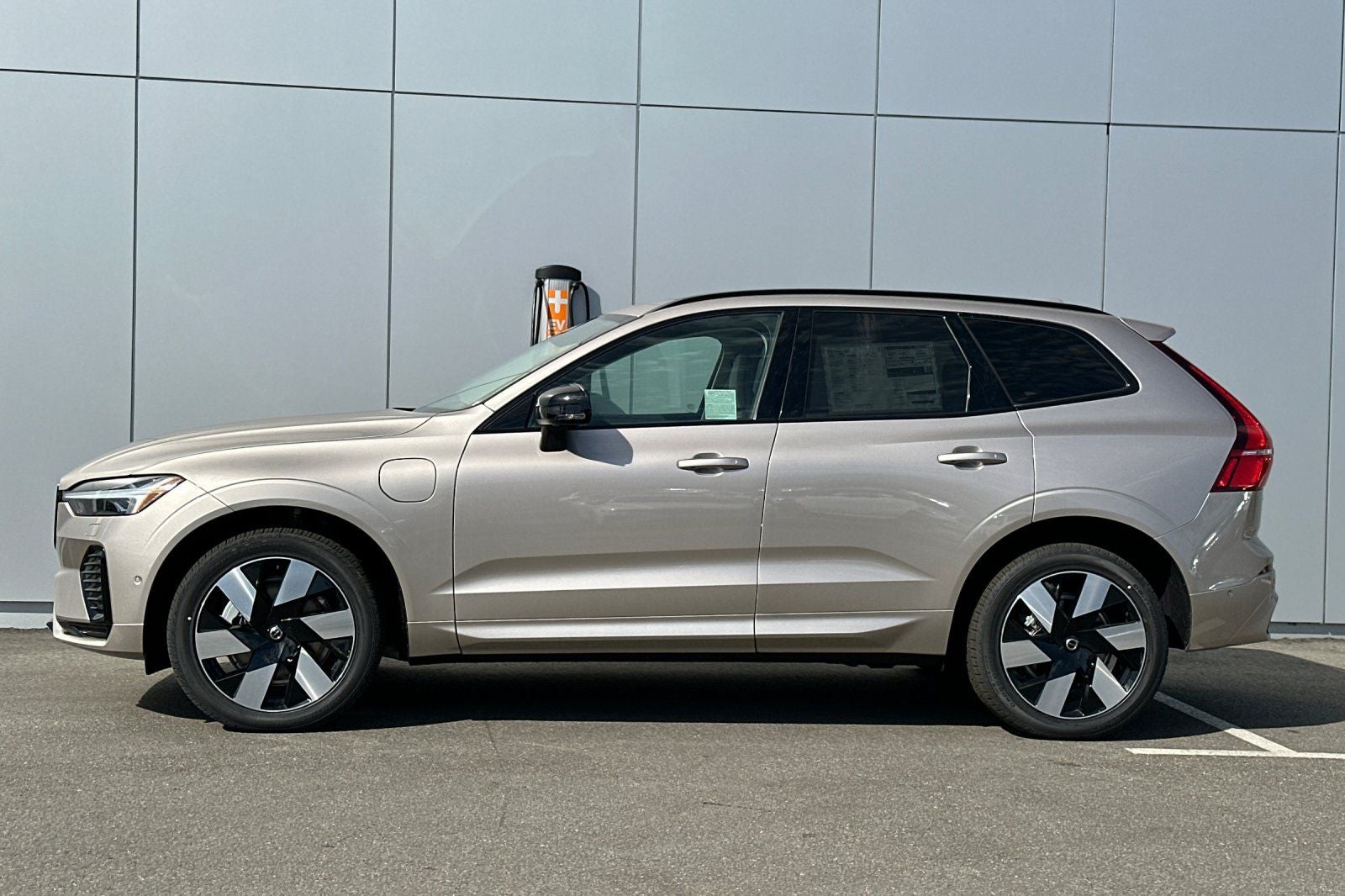 2025 Volvo XC60 Plug-In Hybrid T8 Plus