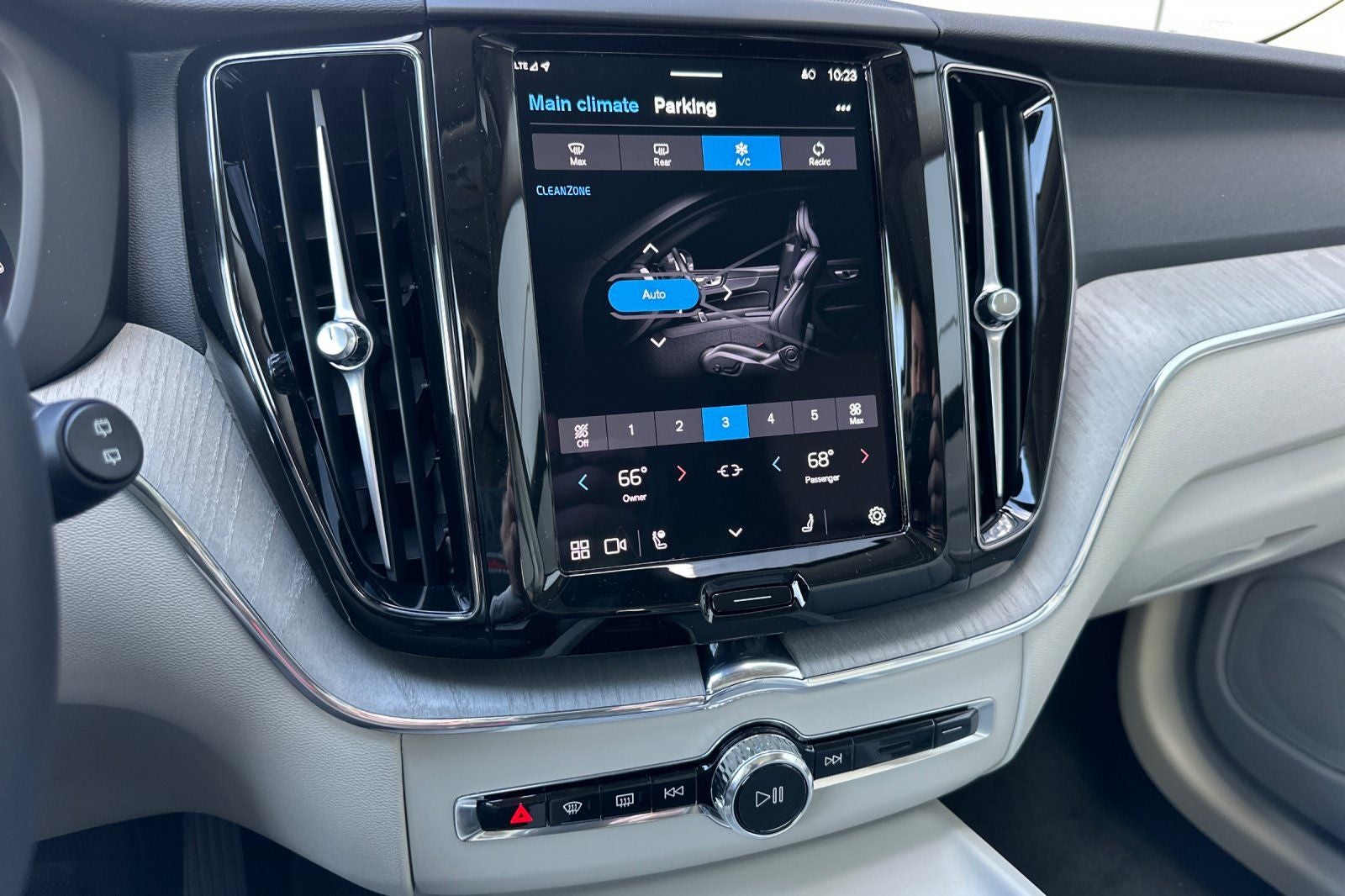 2025 Volvo XC60 Plug-In Hybrid T8 Plus