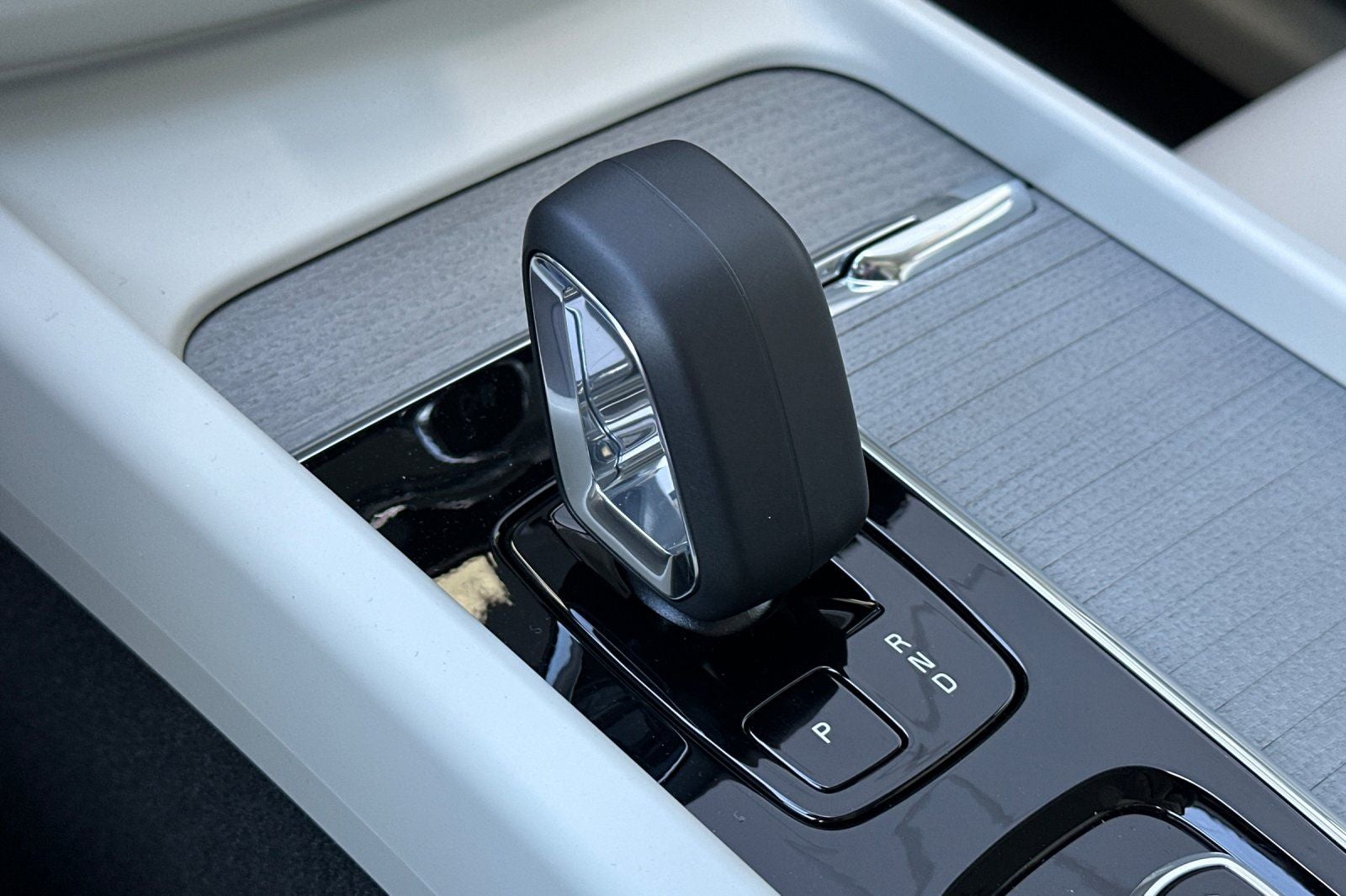 2025 Volvo XC60 Plug-In Hybrid T8 Plus