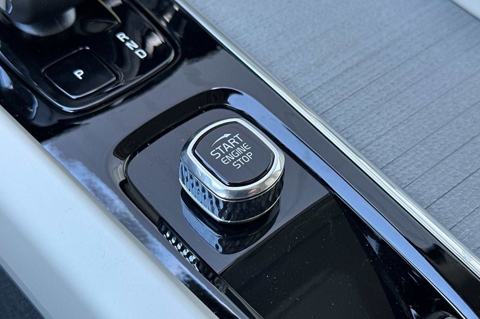 2025 Volvo XC60 Plug-In Hybrid T8 Plus