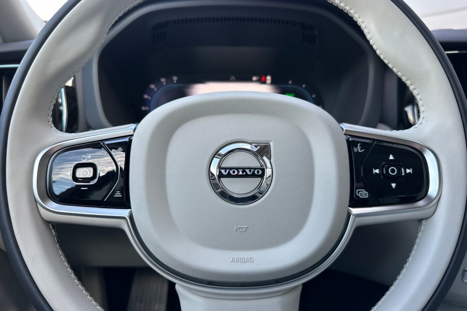 2025 Volvo XC60 Plug-In Hybrid T8 Plus