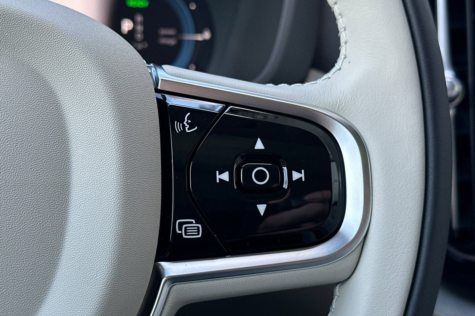 2025 Volvo XC60 Plug-In Hybrid T8 Plus