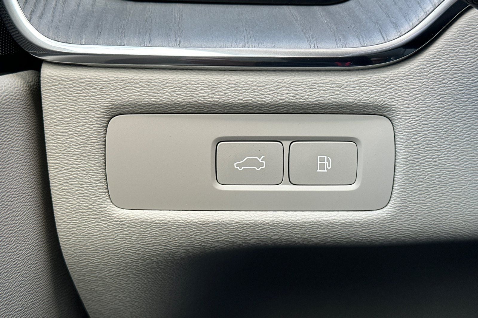 2025 Volvo XC60 Plug-In Hybrid T8 Plus