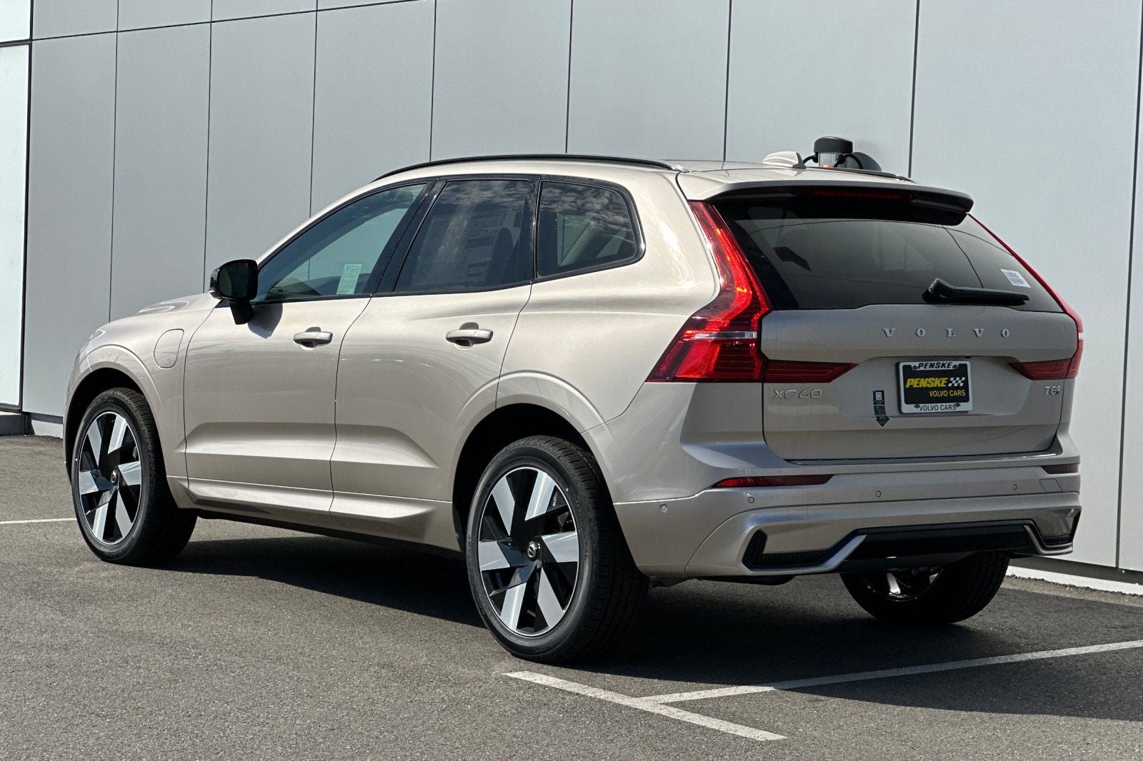 2025 Volvo XC60 Plug-In Hybrid T8 Plus