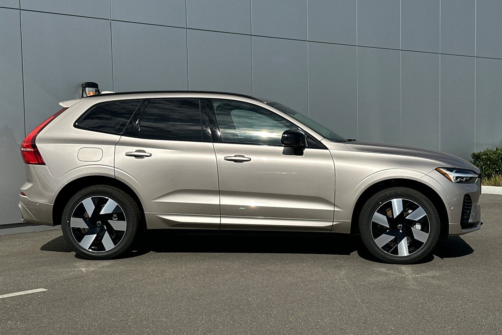 2025 Volvo XC60 Plug-In Hybrid T8 Plus