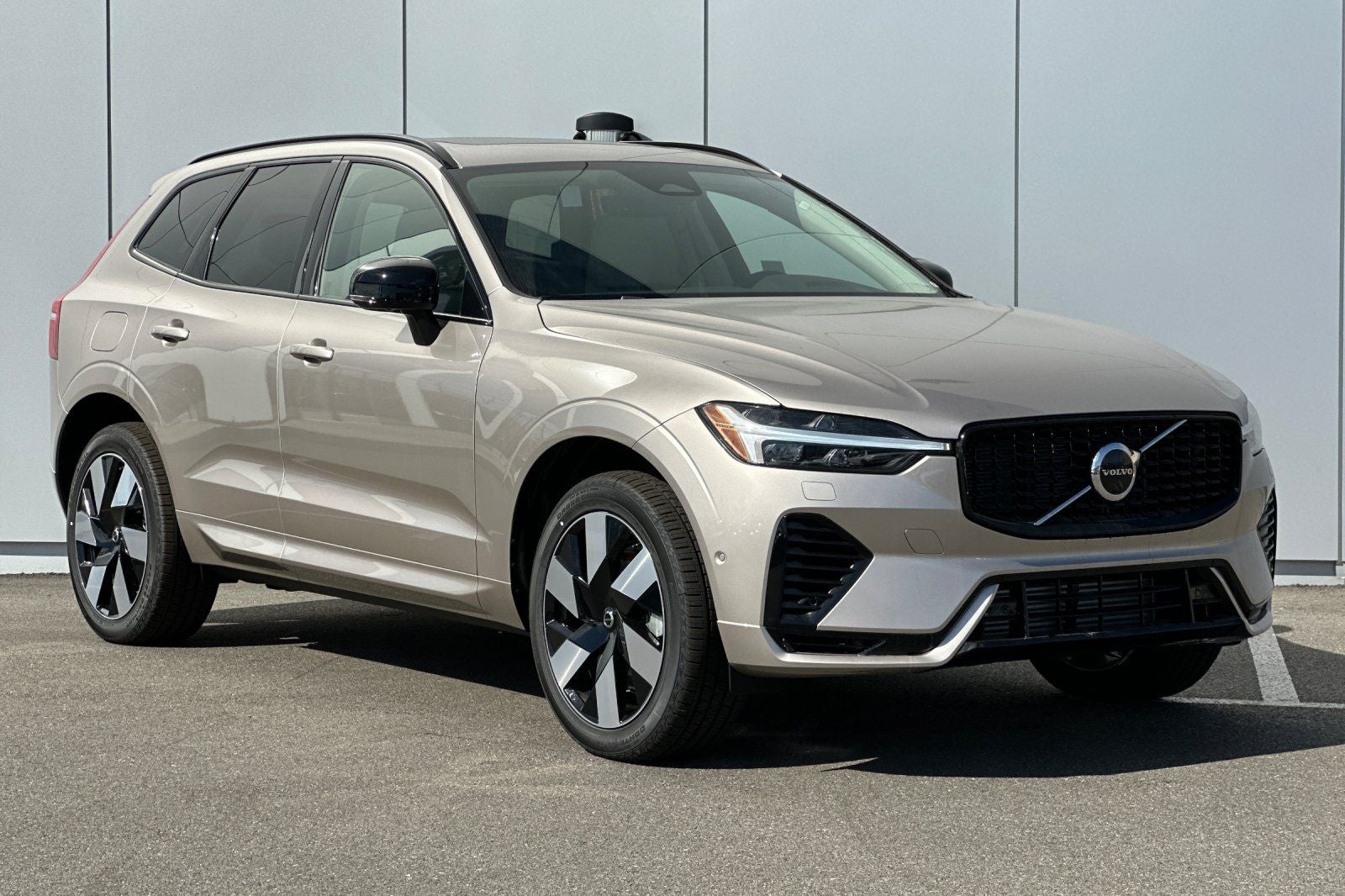 2025 Volvo XC60 Plug-In Hybrid T8 Plus