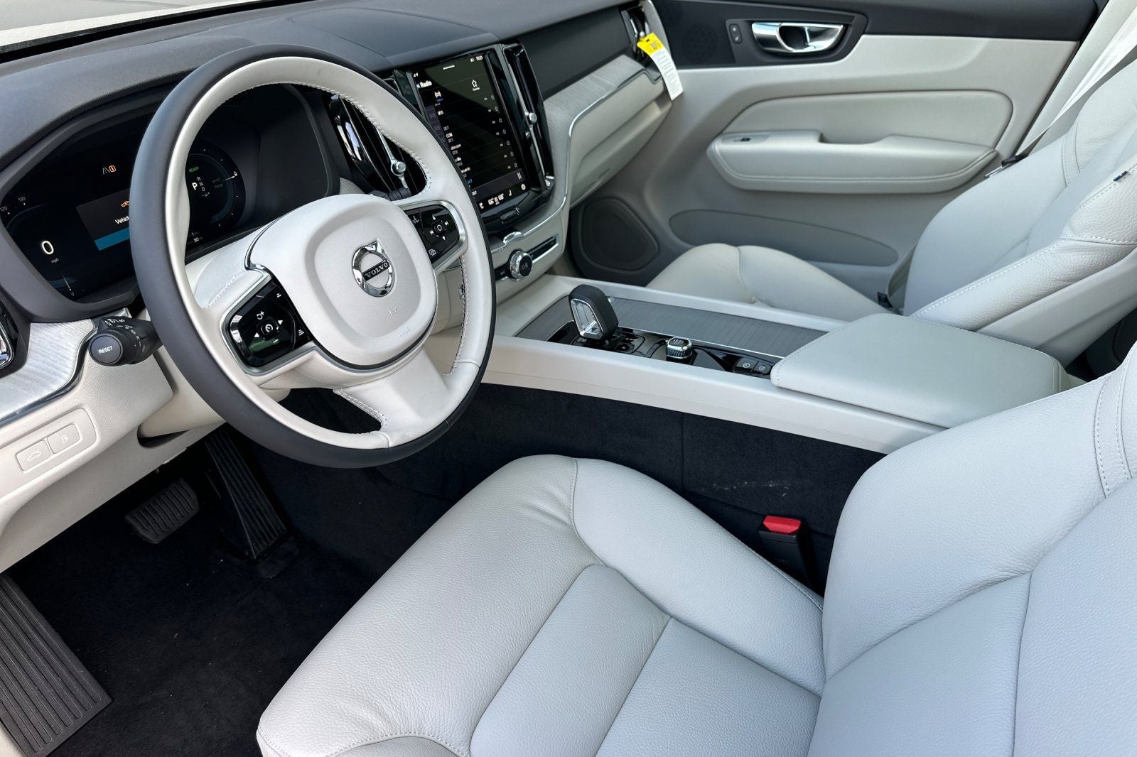 2025 Volvo XC60 Plug-In Hybrid T8 Plus