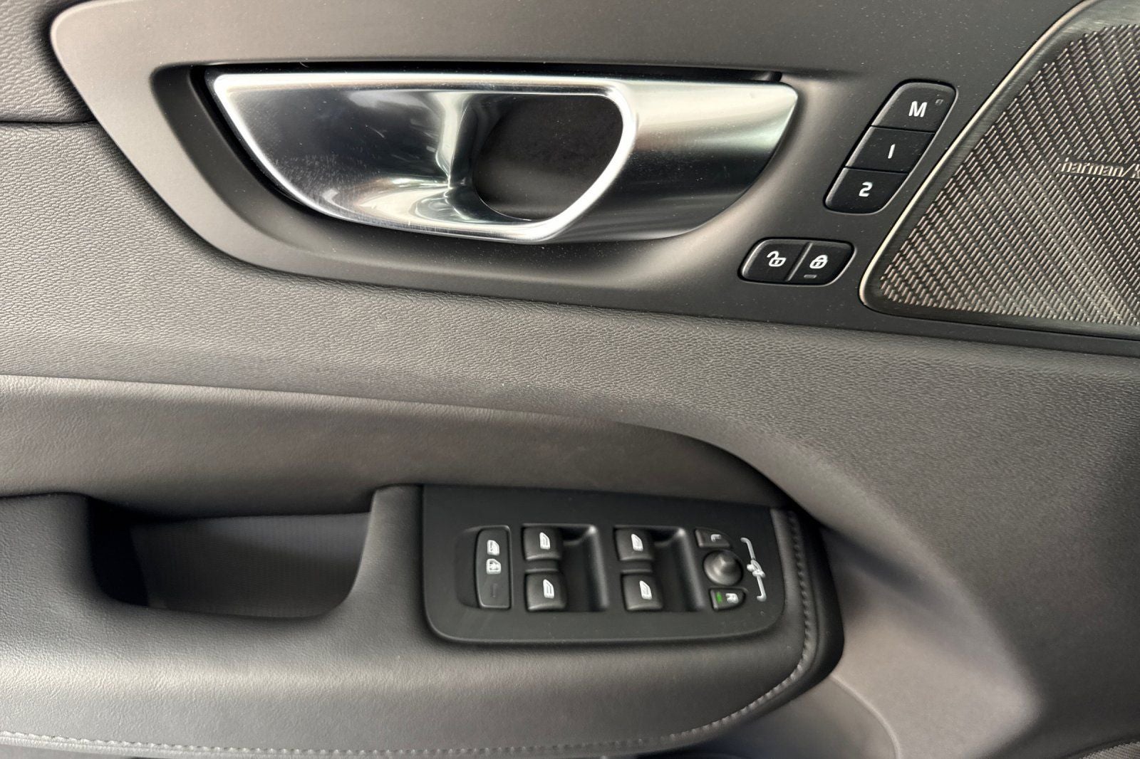 2025 Volvo XC60 Plug-In Hybrid T8 Plus