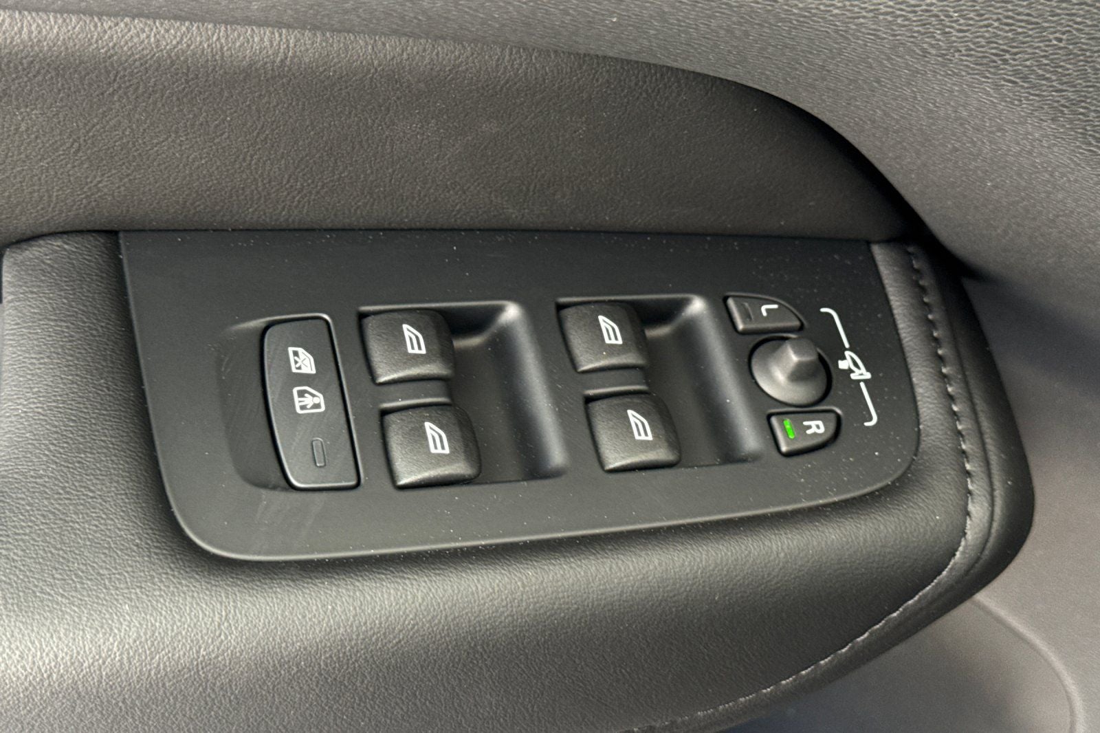 2025 Volvo XC60 Plug-In Hybrid T8 Plus