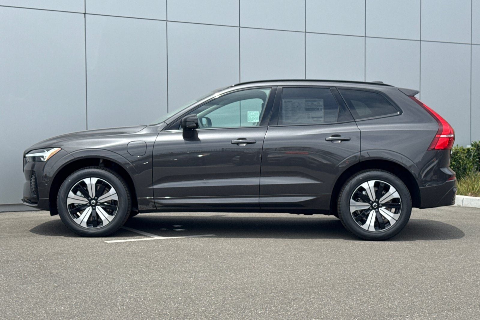 2025 Volvo XC60 Plug-In Hybrid T8 Plus