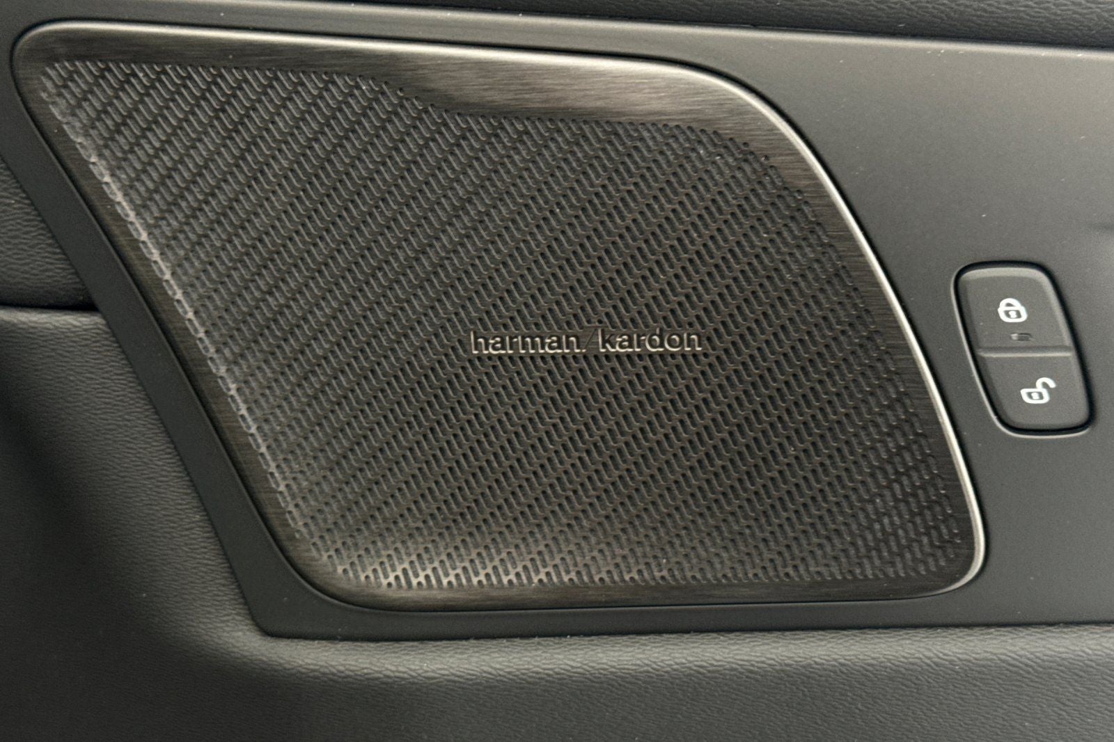 2025 Volvo XC60 Plug-In Hybrid T8 Plus