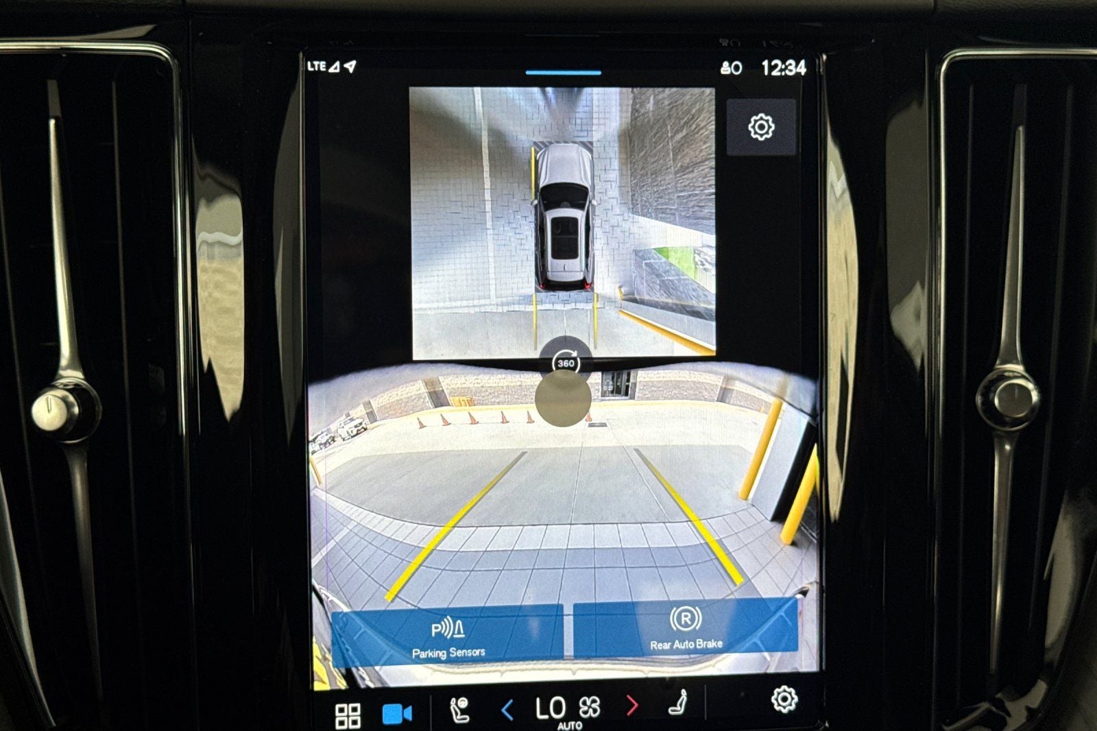 2025 Volvo XC60 Plug-In Hybrid T8 Plus