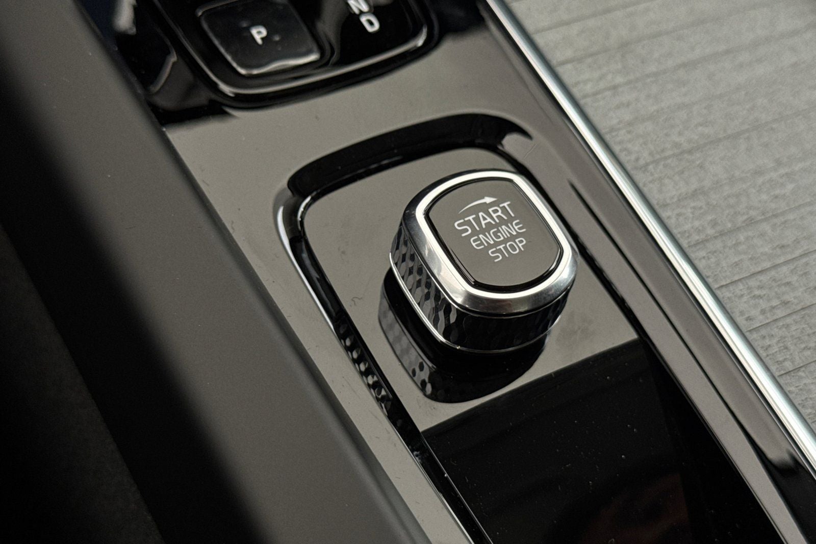 2025 Volvo XC60 Plug-In Hybrid T8 Plus