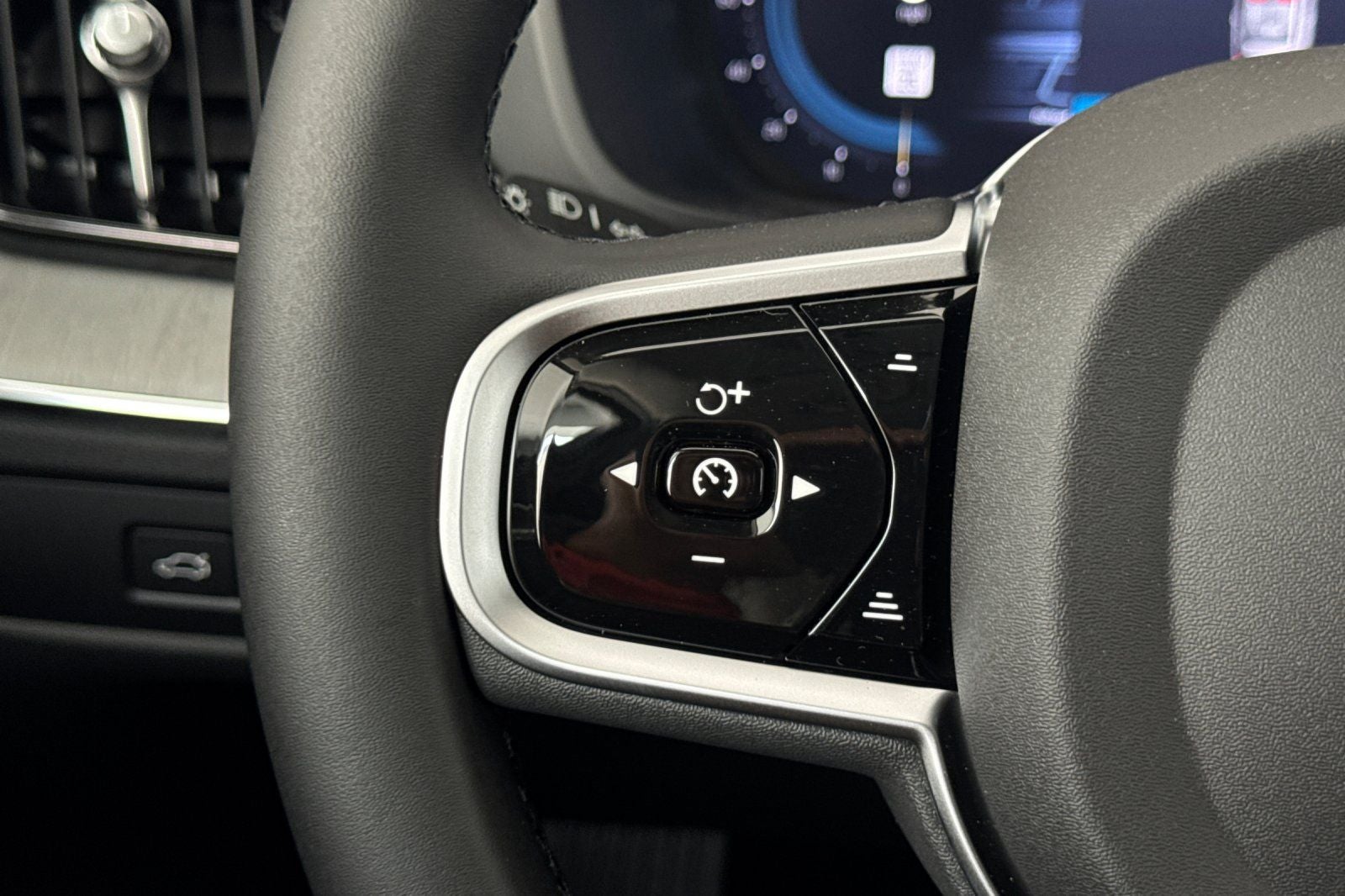 2025 Volvo XC60 Plug-In Hybrid T8 Plus