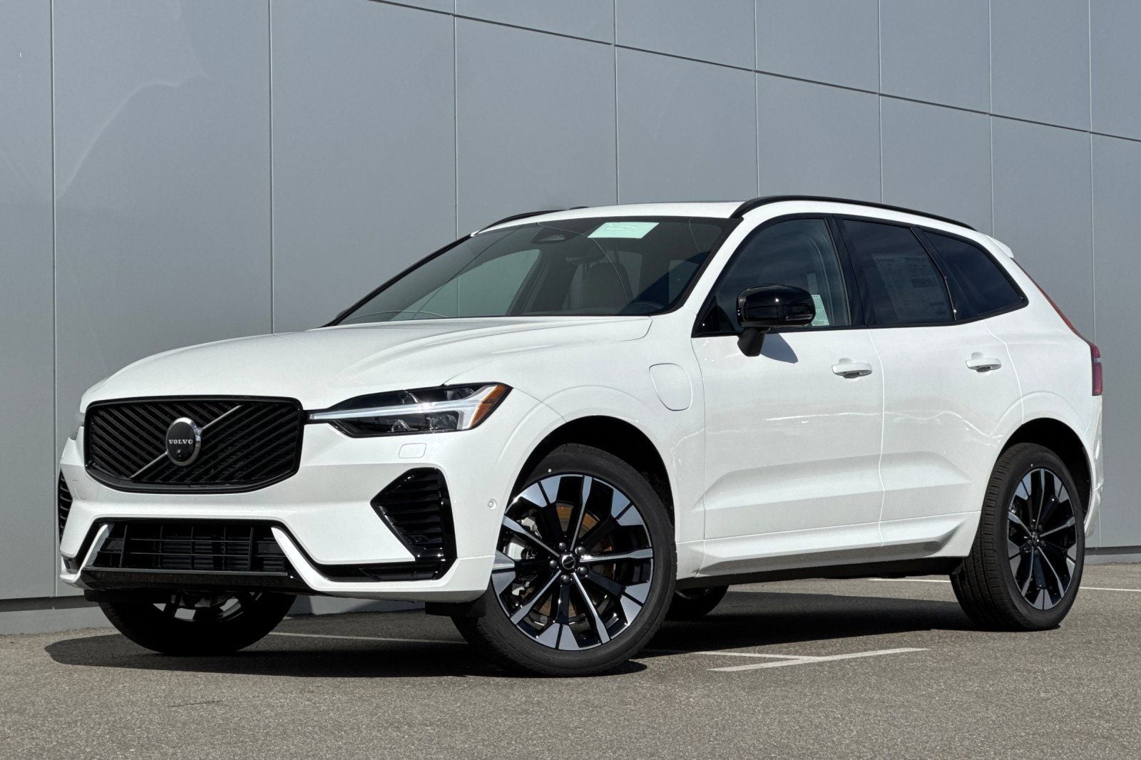 2026 Volvo XC60 Plug-In Hybrid T8 Plus